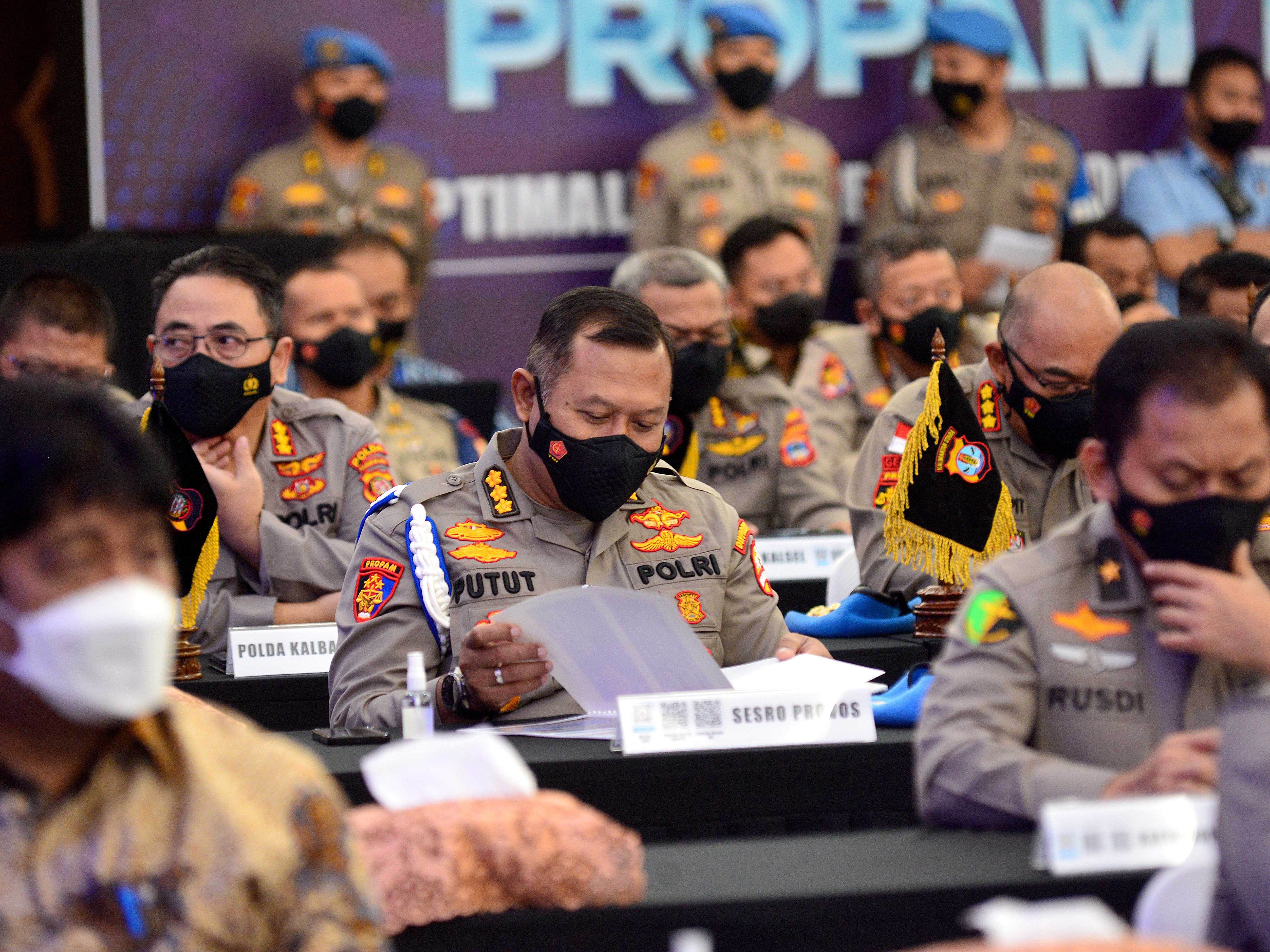 Anggota Propam Polri menunjukkan aplikasi Proram Presisi dalam peluncurannya di Mabes Polri, Jakarta, Selasa (13/4).