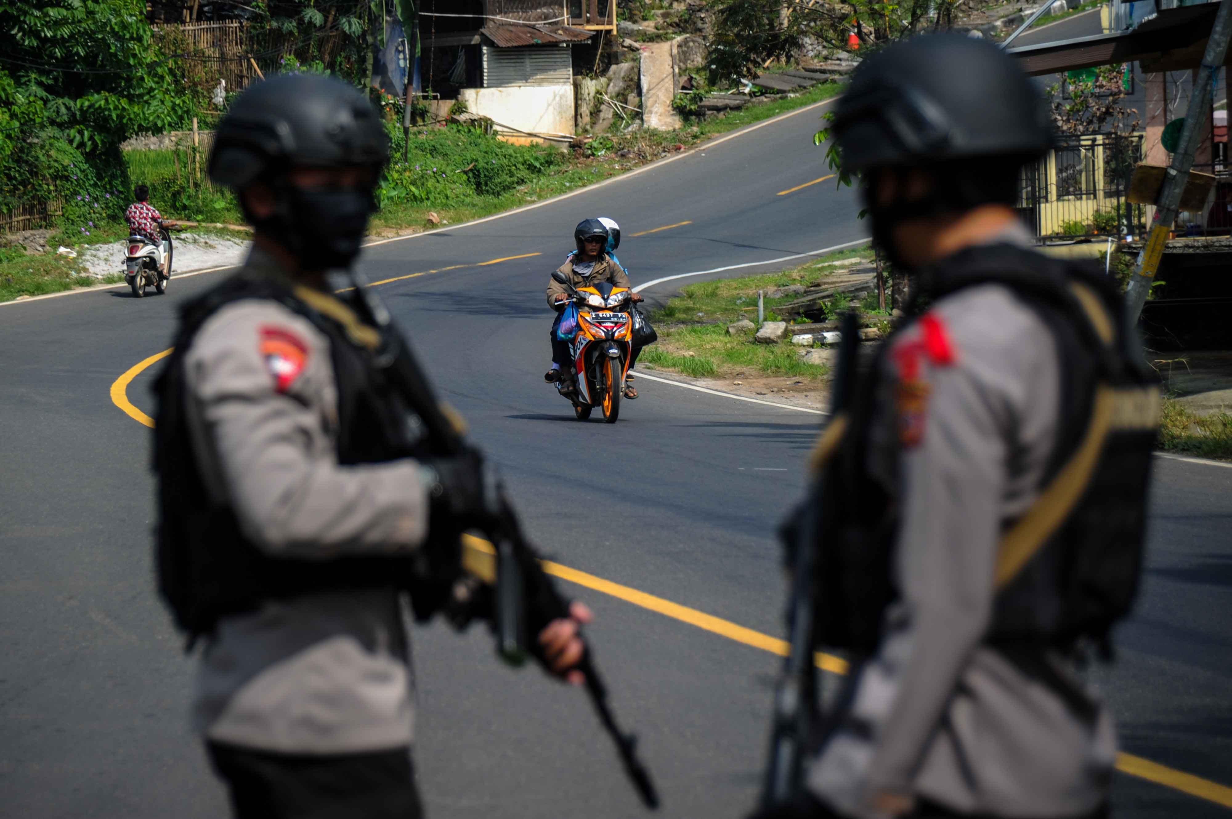 Anggota Brimob Polda Jabar menjaga arus mudik di Nagreg di perbatasan Kabupaten Bandung dan Kabupaten Garut, Jabar, Sabtu (23/5/2020).