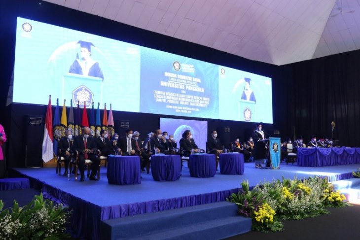 Acara wisuda Universitas Pancasila yang berlangsung secara daring, Sabtu (10/4). 