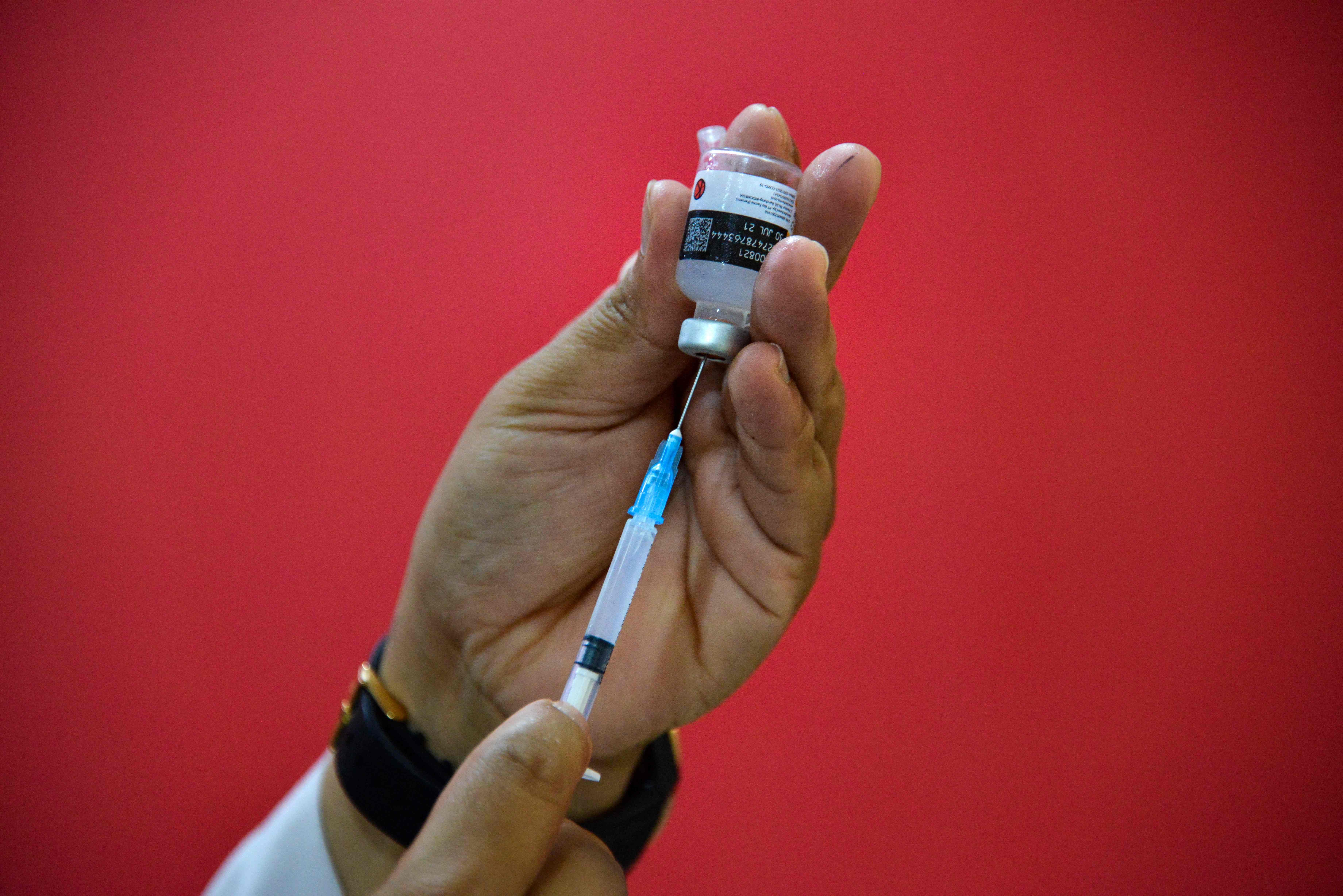 Seorang petugas menyiapkan vaksin covid-19 Sinovac di Rumah Sakit Zainoel Abidin di Banda Aceh.