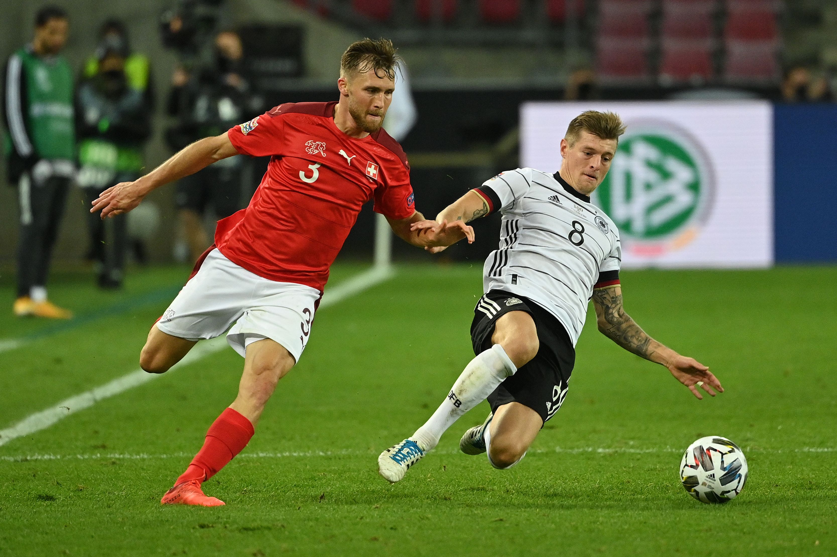 Gelandang Jerman Toni Kroos (kanan)