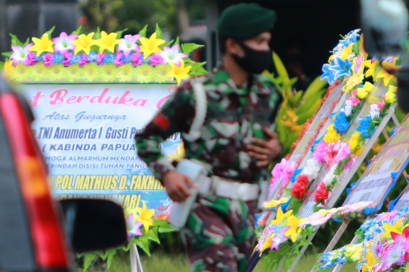  Personil TNI melintasi karangan bunga untuk Kabinda Papua Mayjen TNI (Anumerta) I Gusti Putu Danny Nugraha Karya yang tewas ditembak KKB.