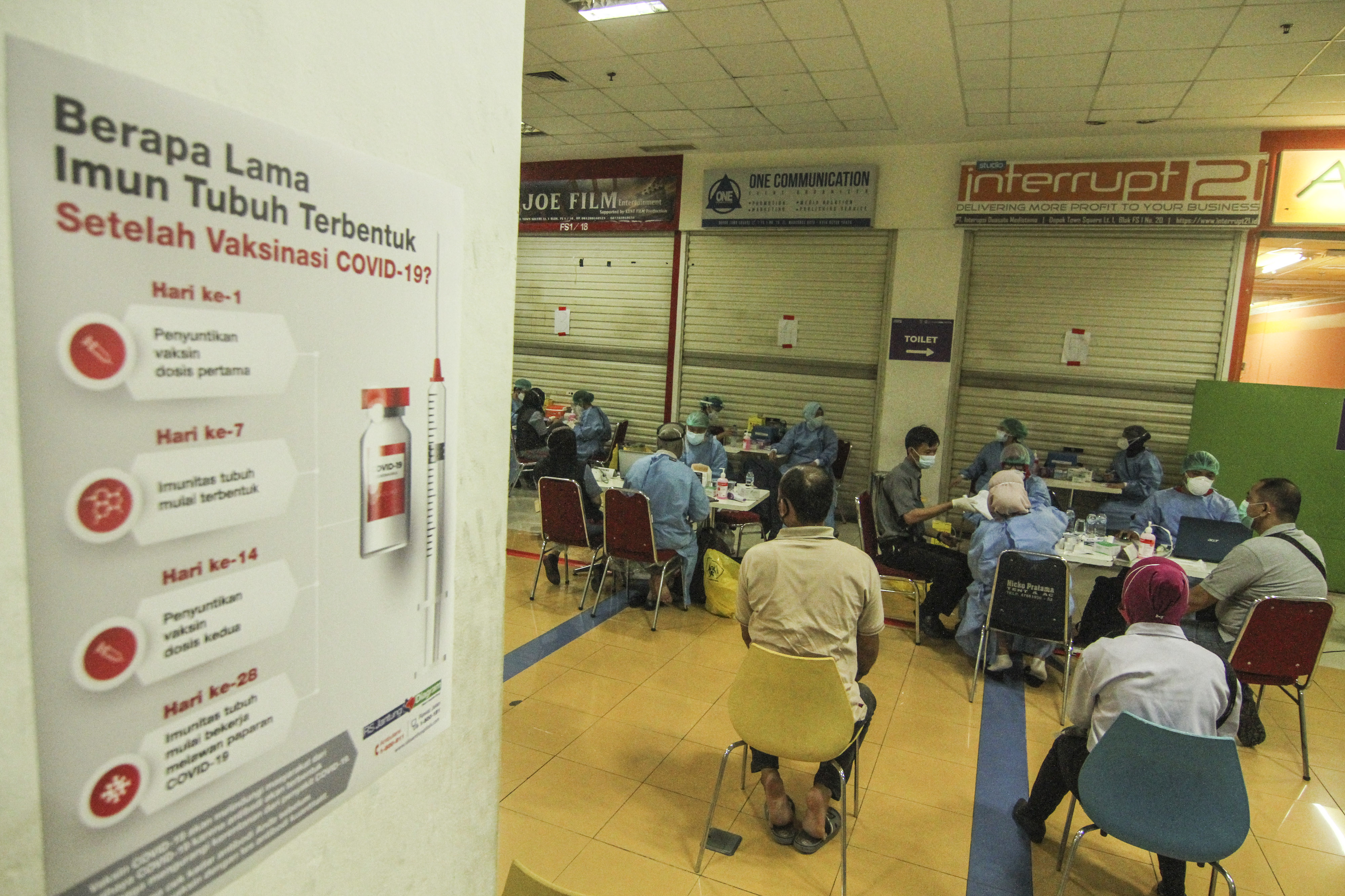 Sejumlah warga mengikuti vaksinasi di salah lokasi di Kota Depok, Jawa Barat