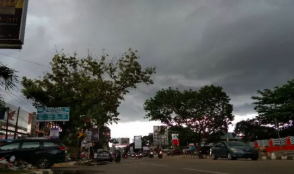 Ilustrasi - Awan menggumpal di daerah Kadia, Kota Kendari, Sulawesi Tenggara.