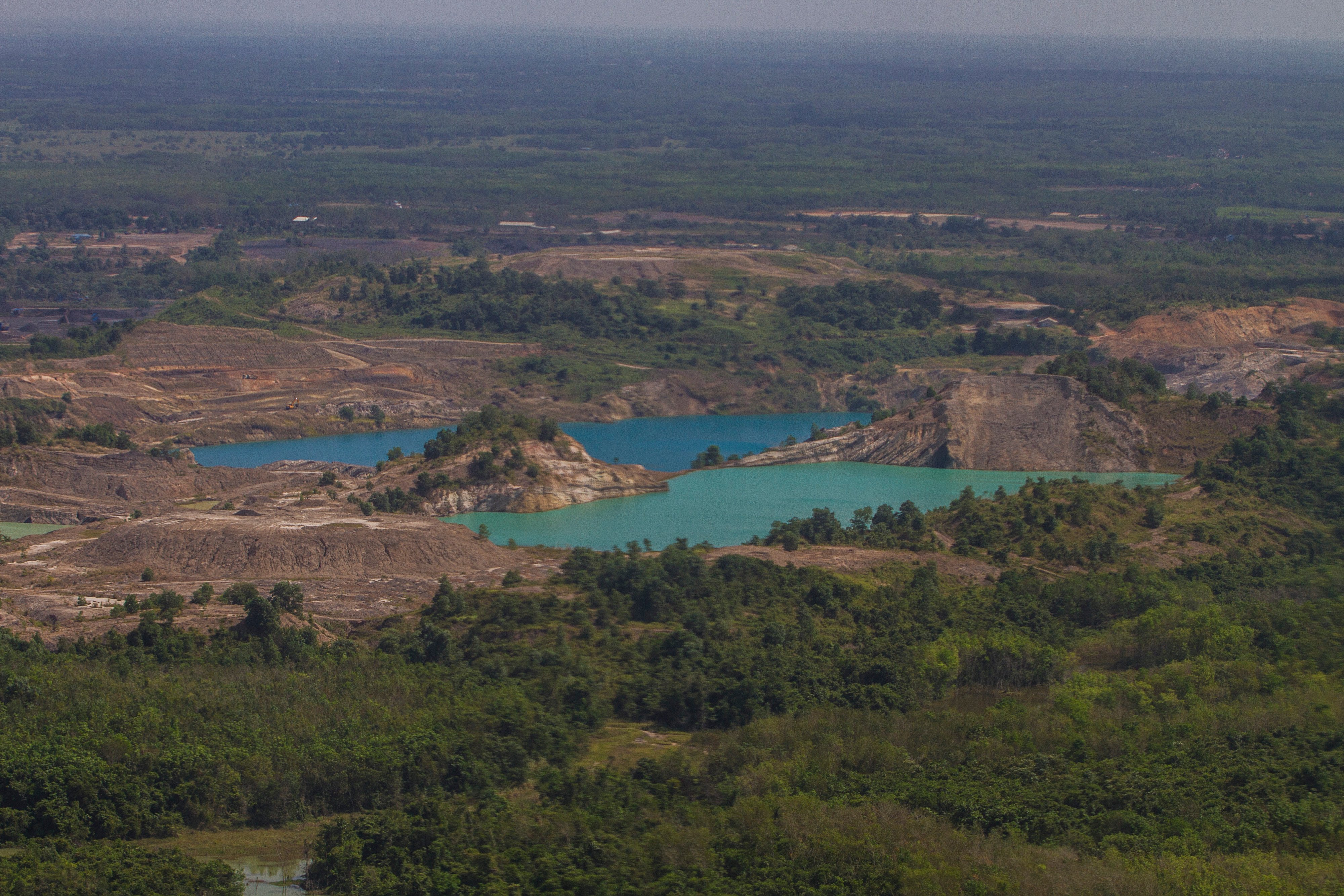  Eksploitasi SDA batu bara menyisakan lubang-lubang tambang raksasa di Kalsel.