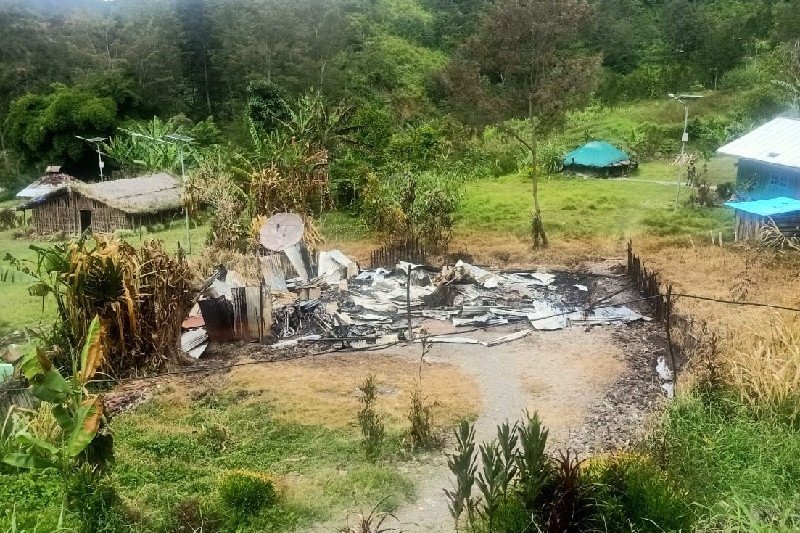  Rumah warga yang dibakar KKB di Beoga, Kabupaten Puncak. 