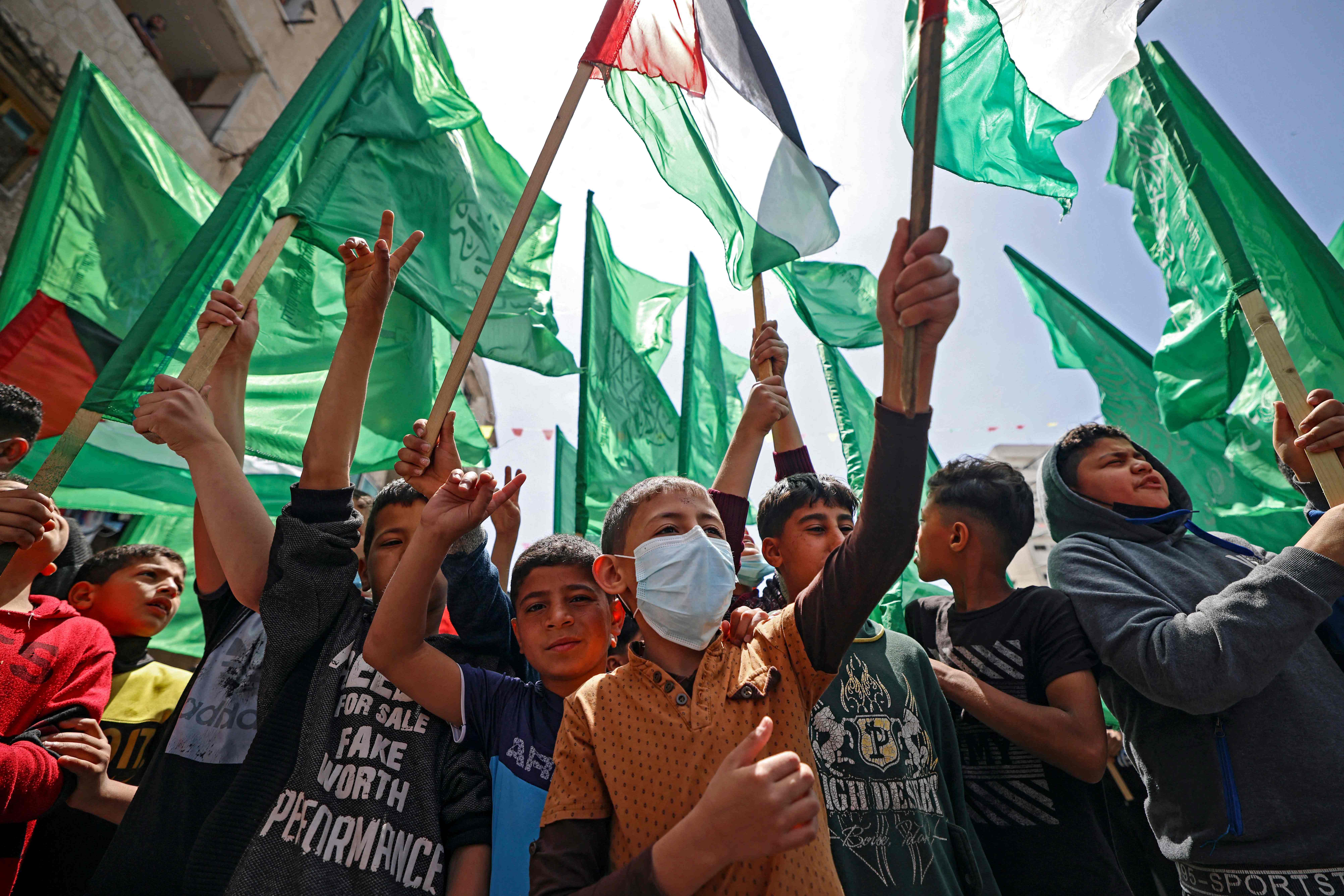 Warga Palestina meneriakkan slogan selama unjuk rasa di Masjid Al-Aqsa di kota Gaza pada Jumat (23/4) setelah bentrokan semalam.