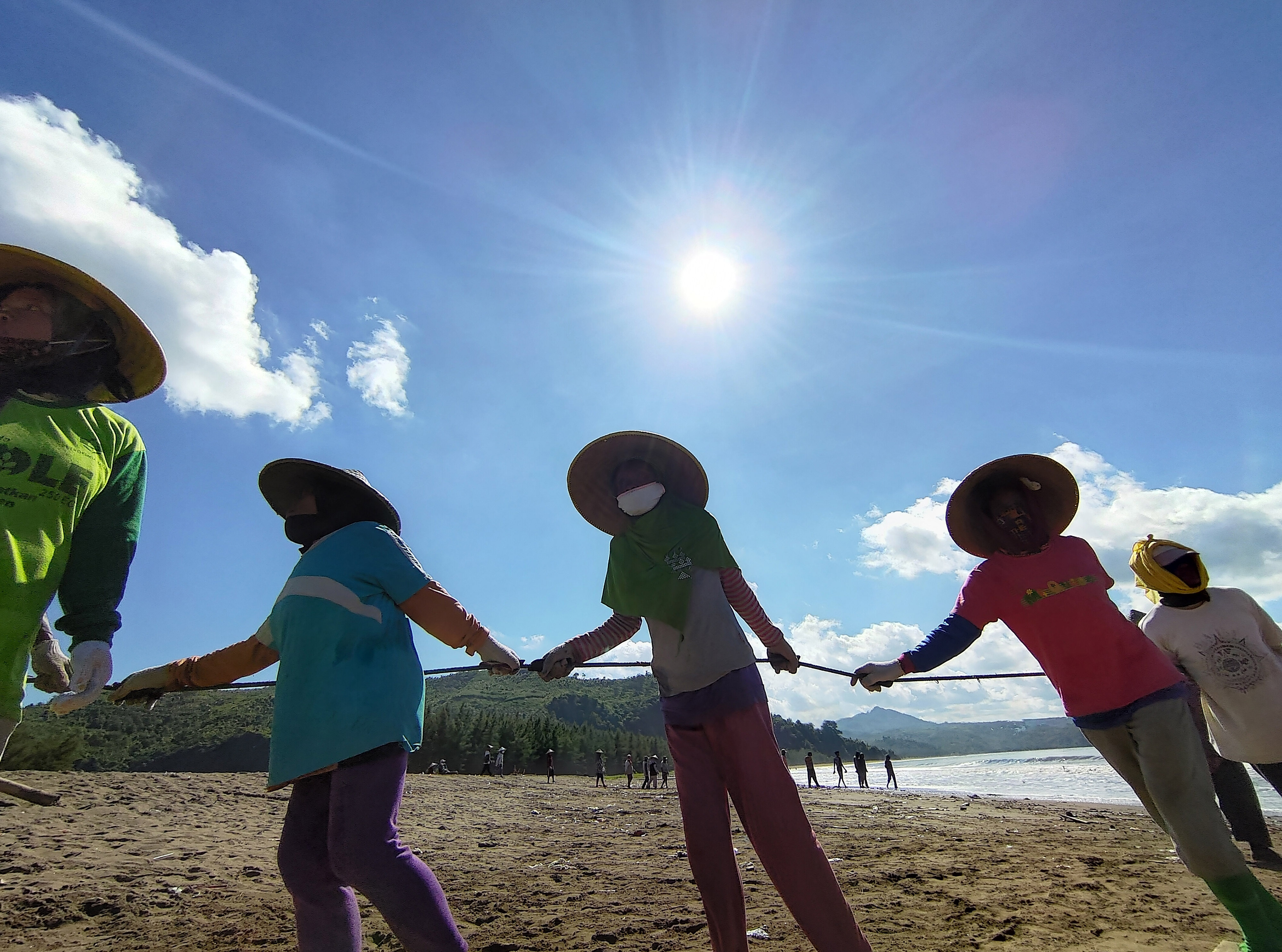 Sejumlah buruh nelayan menarik tali jaring pukat di Pantai Bayeman, Tulungagung, Jawa Timur, Jumat (23/4/2021)