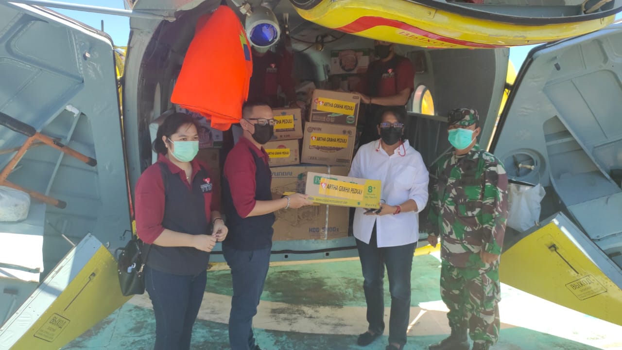 Bantuan AGP diterbangkan dengan helikopter milik BNPB dari Maumere ke  Sabu Raijua Kupang pada Sabtu (10/4).
