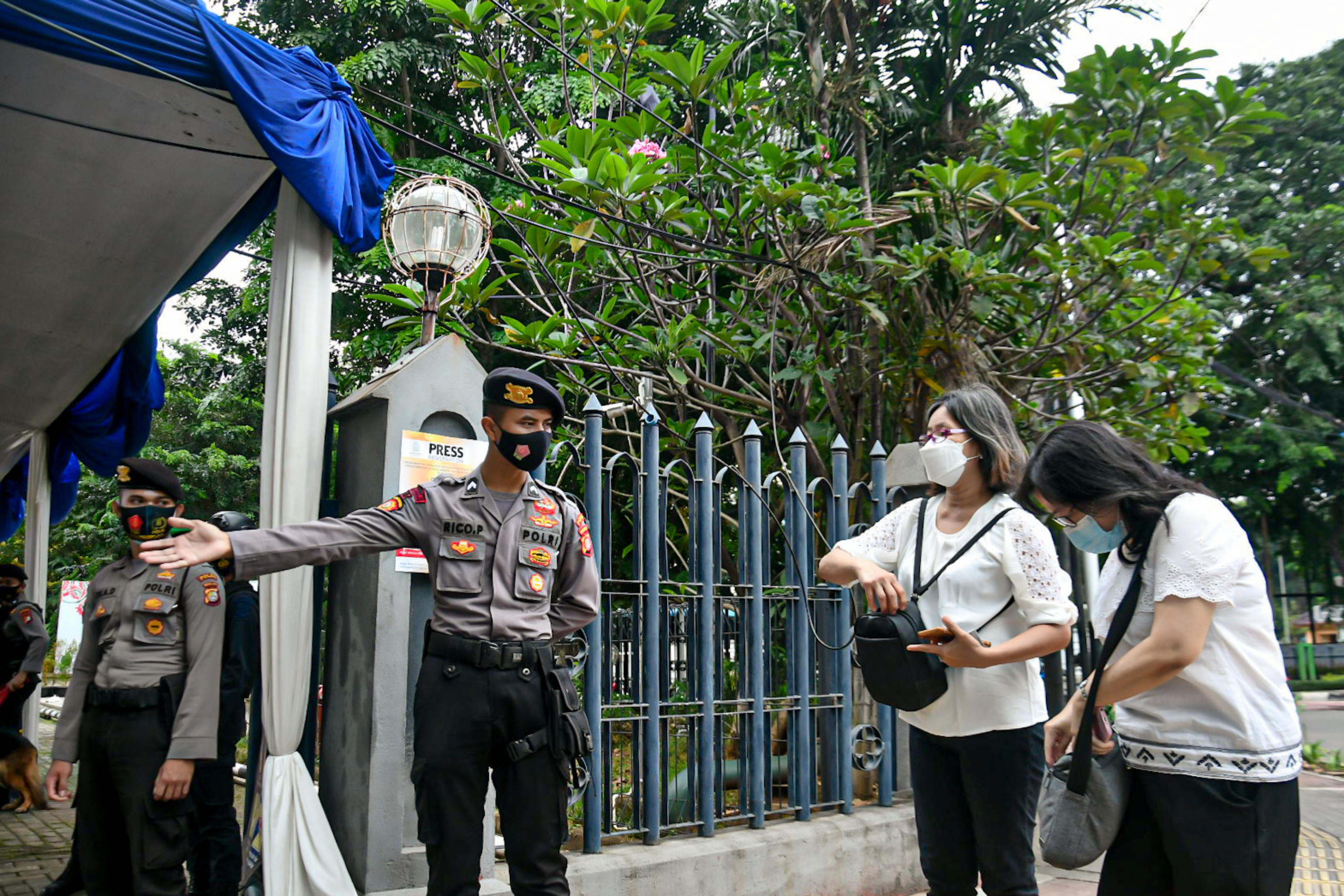 Petugas memeriksa tas umat kristiani yang akan melaksanakan ibadah Kamis Putih di Gereja Katedral, Jakarta, Kamis (1/3).