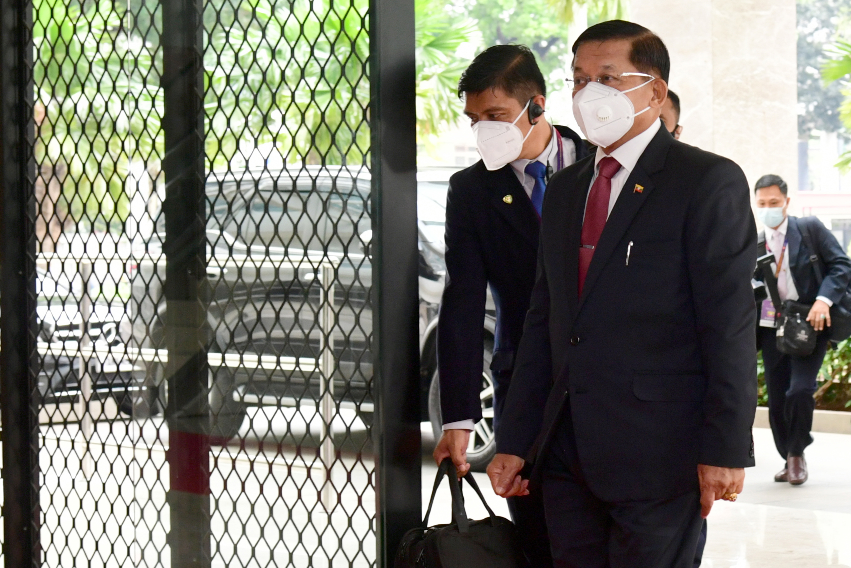 Panglima Militer Myanmar Jenderal Min Aung Hlaing (kanan) menghadiri KTT ASEAN