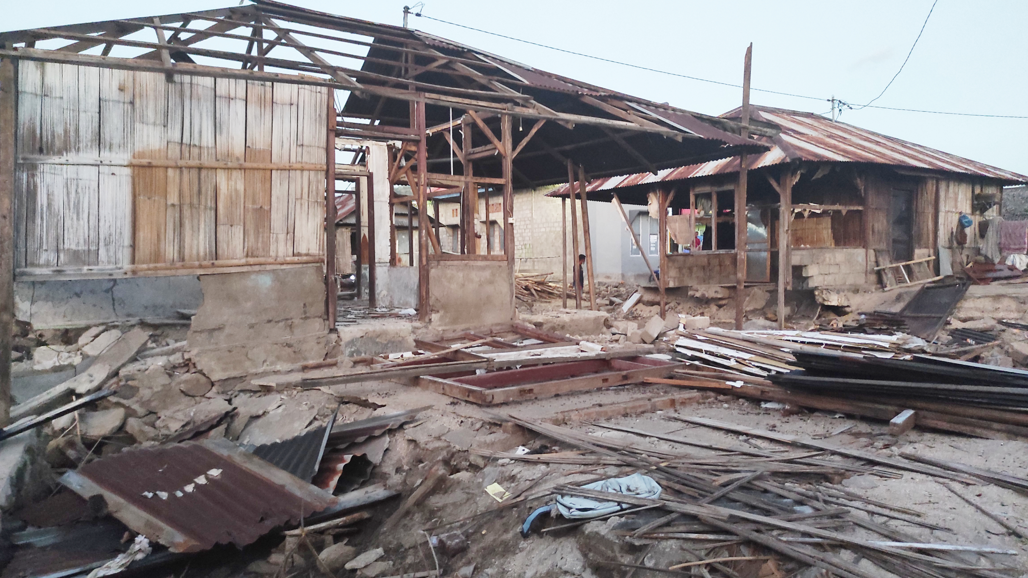 Puing-puing rumah warga di Desa Sagu, Kecamatan Adonara, Kabupaten Flores Timur diterjang banjir bandang. 