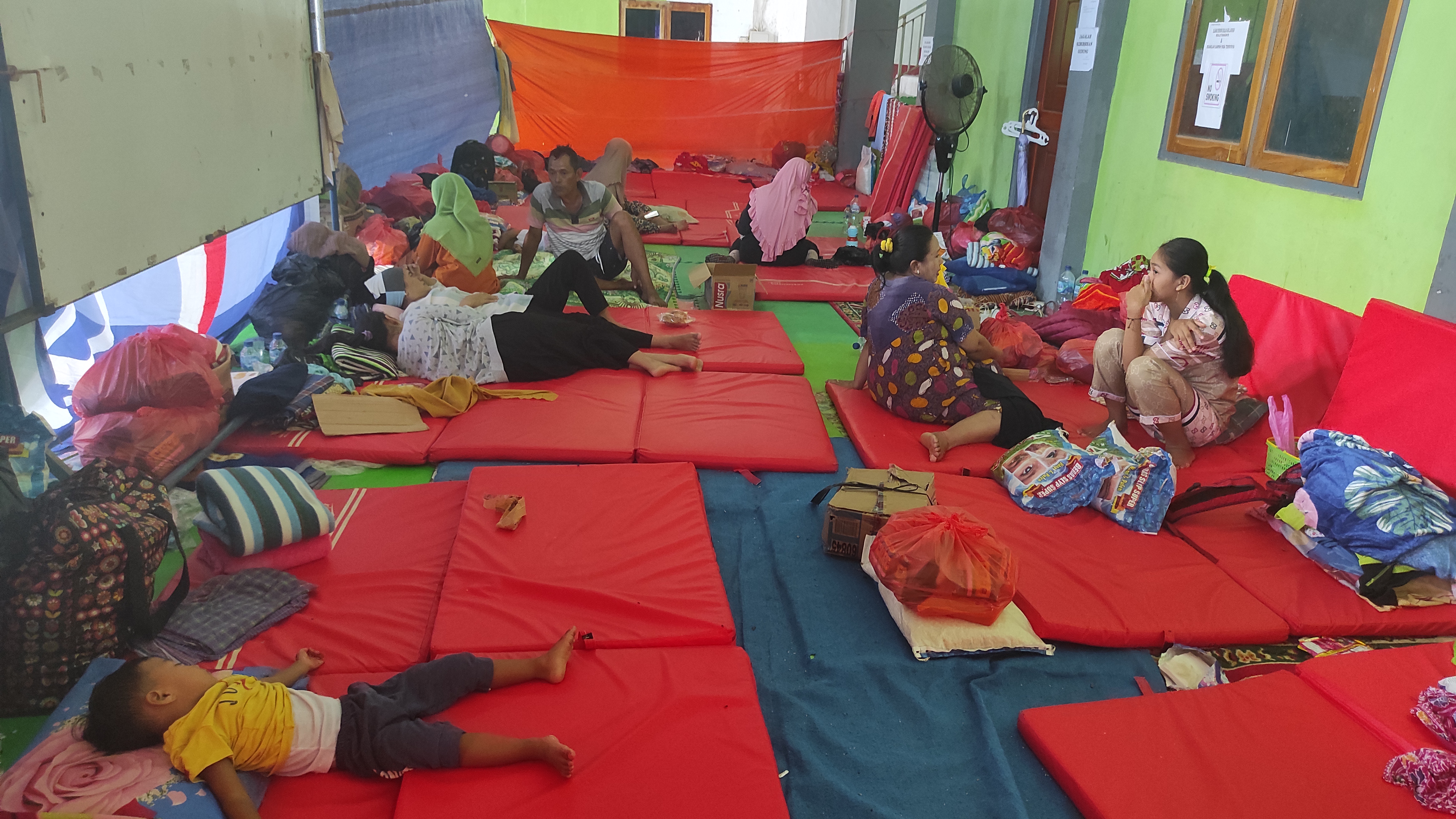 Suasana di posko pengungsian  bencana Adonara di ruang Guna Kantor Desa Lamahala Jaya, Kecamatan Adonara Timur. 