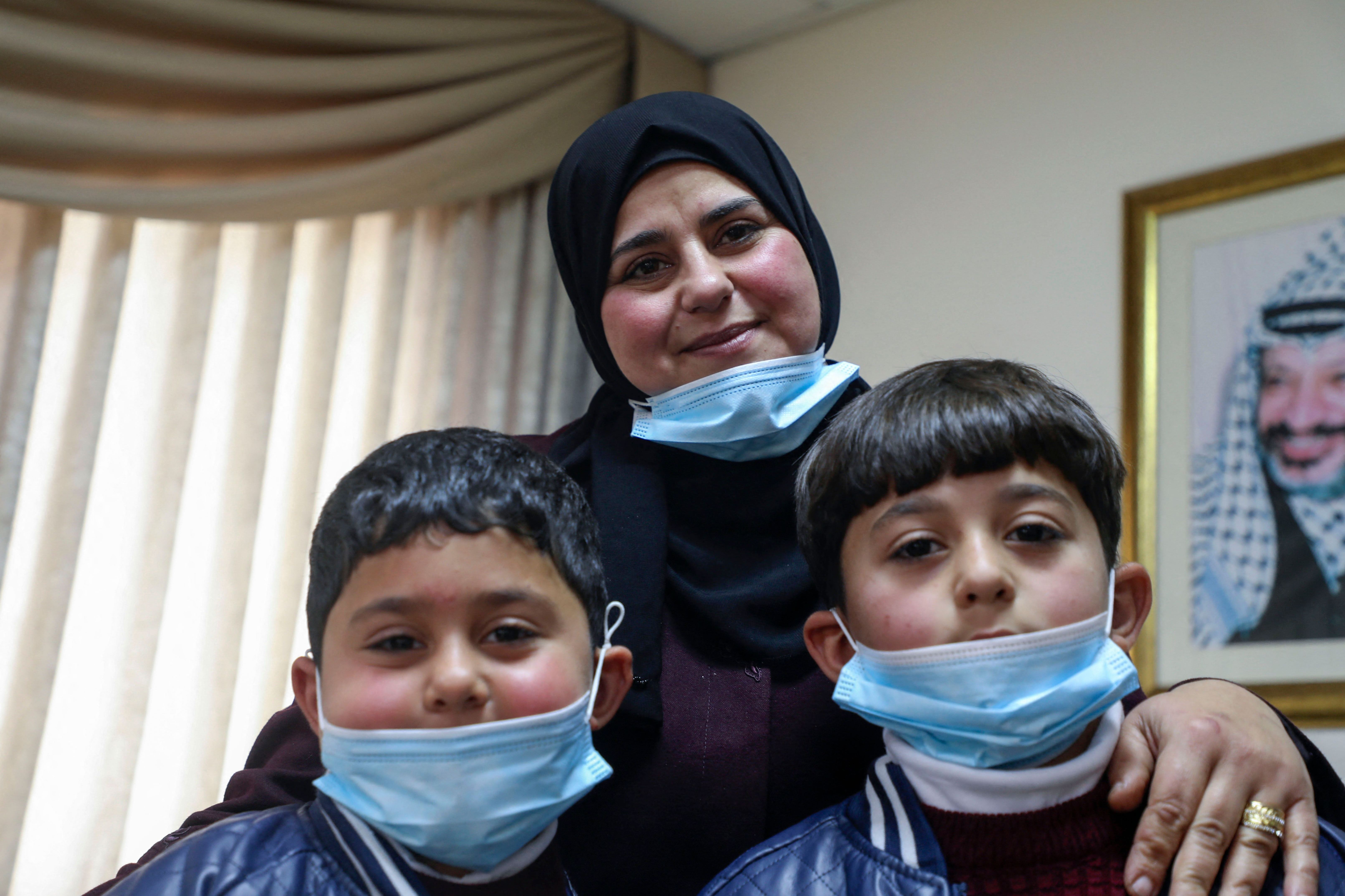 Dalal dan kedua putranya.