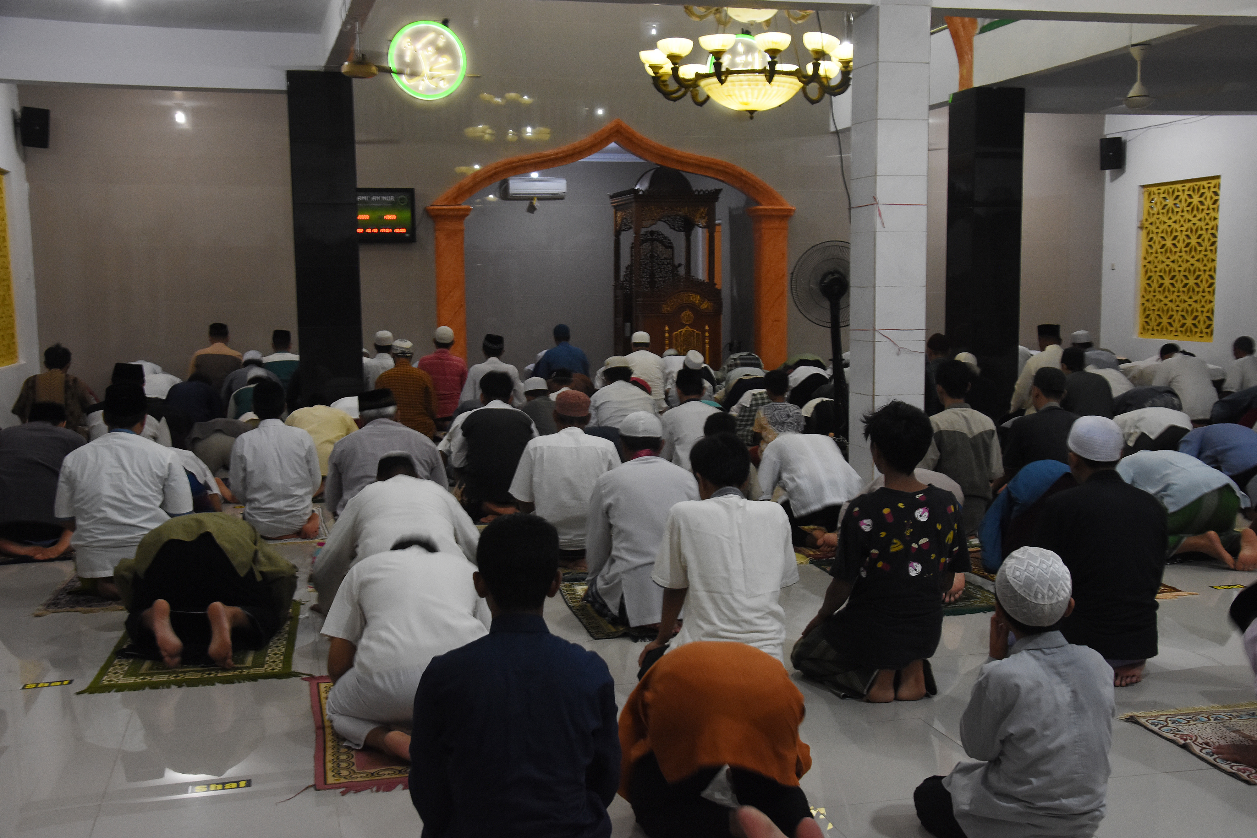 Ilustrasi--Warga melaksanakan salat Tarawih berjamaah di Masjid An-Nur, Abadi Jaya, Depok, Jawa Barat.