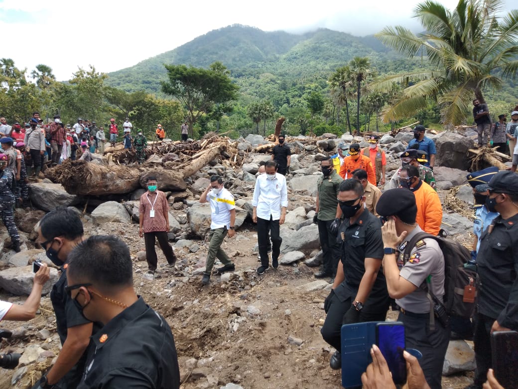 Presiden Jokowi saat mengunjungi lokasi bencana akibat badai Seroja, di Lembata, NTT, Jumat (9/4/2021)