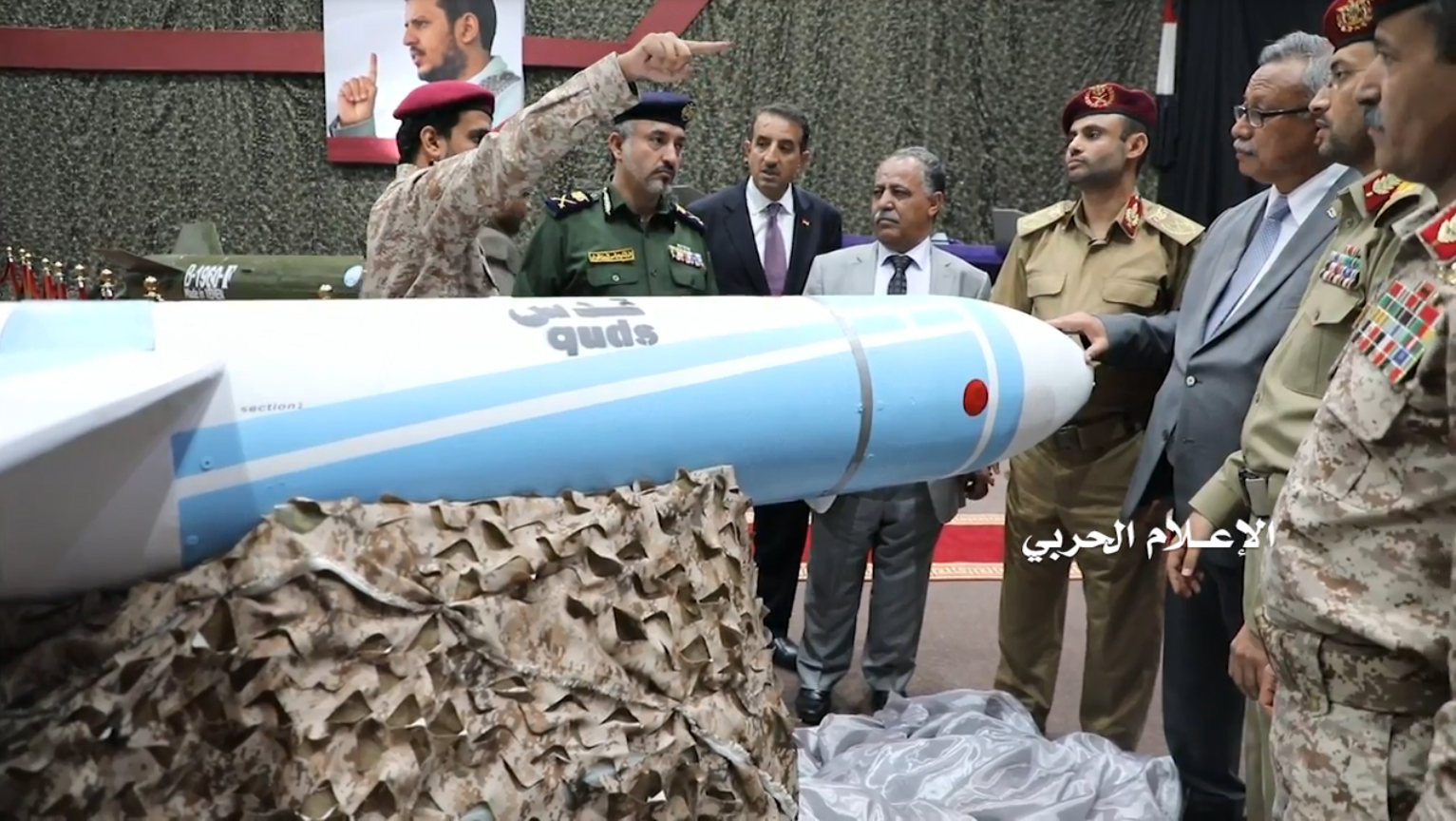 Foto yang menunjukkan para pejabat dan petinggi militer berbincang dengan menunjukkan rudal Quds di Yaman.   