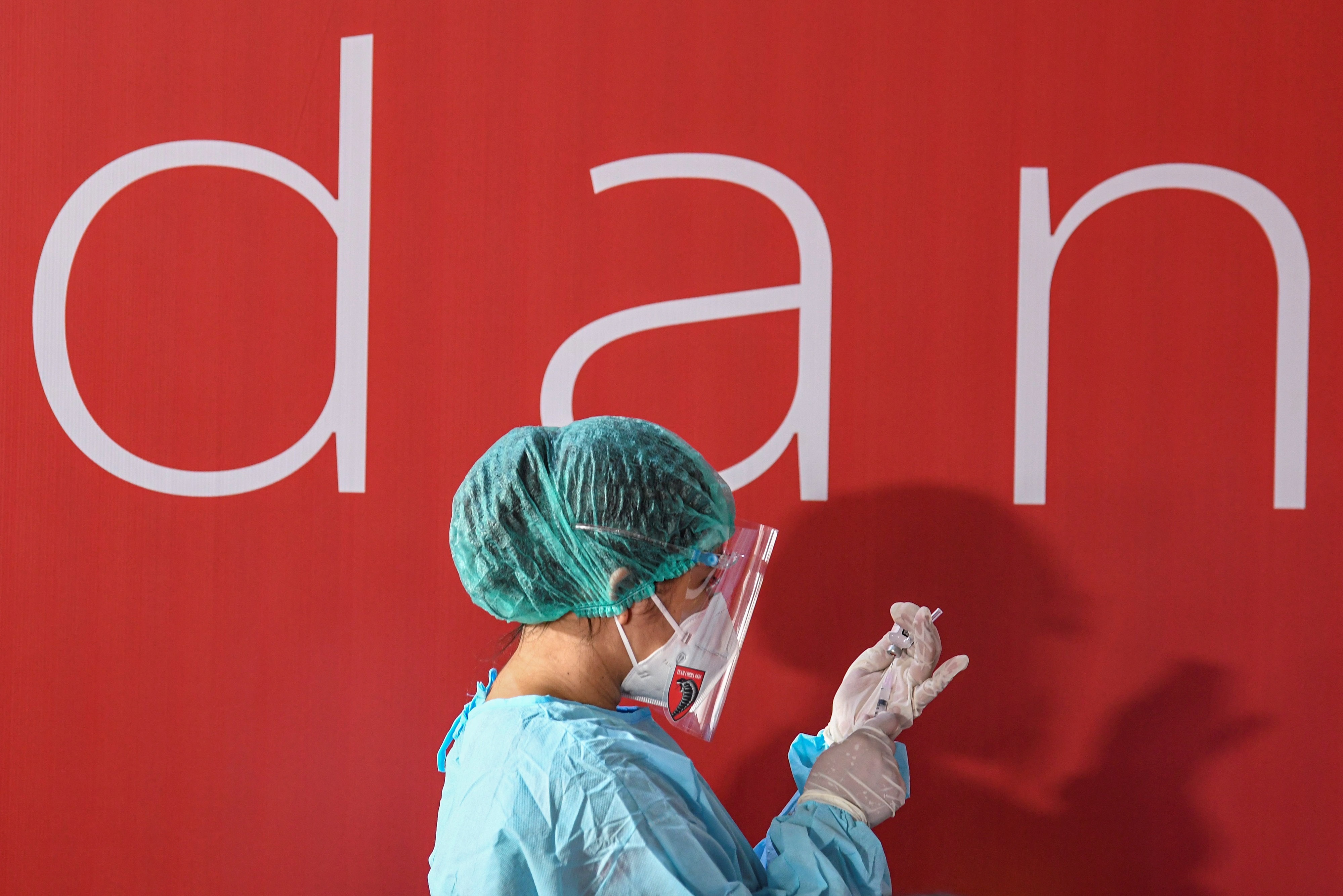 Pemberi vaksin mempersiapkan alat suntik sebelum vaksinasi covid-19 bagi seniman dan budayawan di Galeri Nasional, Jakarta, Senin (19/4).