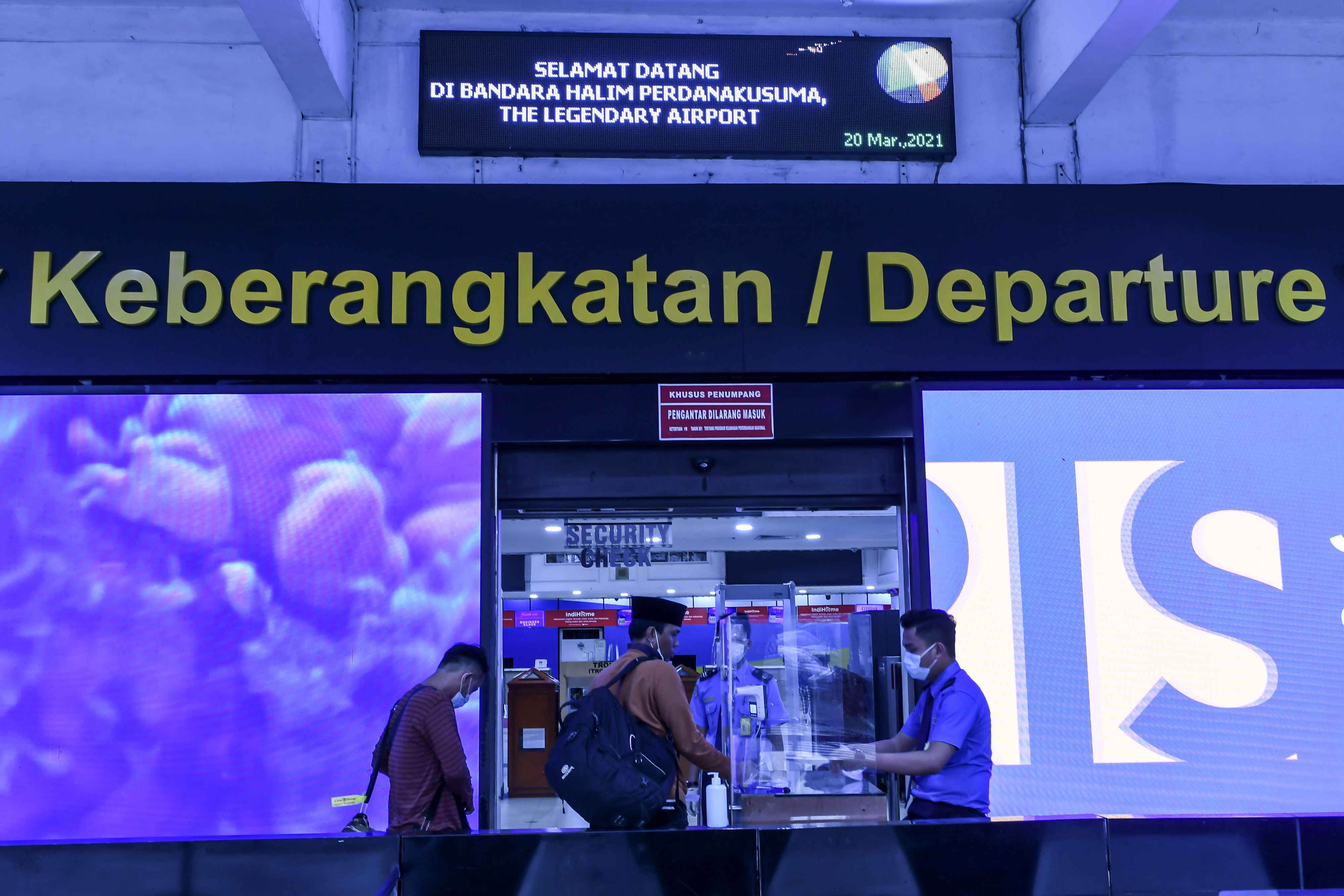 Ilustrasi calon penumpang berjalan masuk ke terminal Bandara Halim Perdanakusuma.