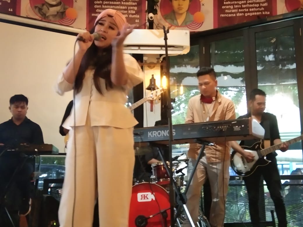 Vokalis Duo De Ghay, Dewi sedang bernyanyi.