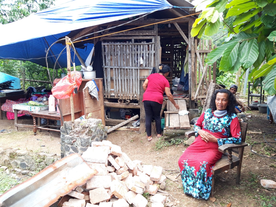  Keluarga Tukiri di Desa Jogomulyan, Kecamatan Tirtoyudo, Kabupaten Malang, Jawa Timur, tinggal di kandang kambing. 