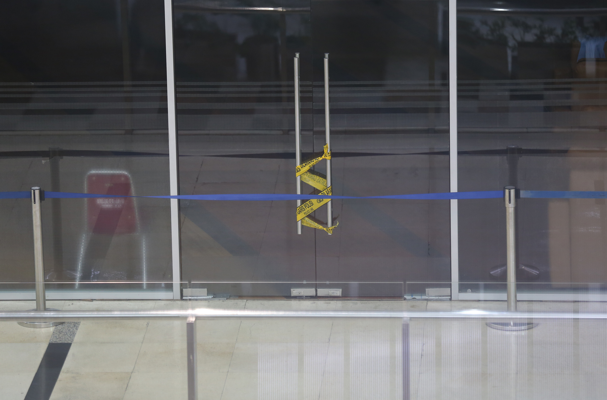 Garis polisi terpasang terpasang di pintu ruang pelayanan swab Antigen di Lantai Mezzanine Bandara Internasional Kualanamu