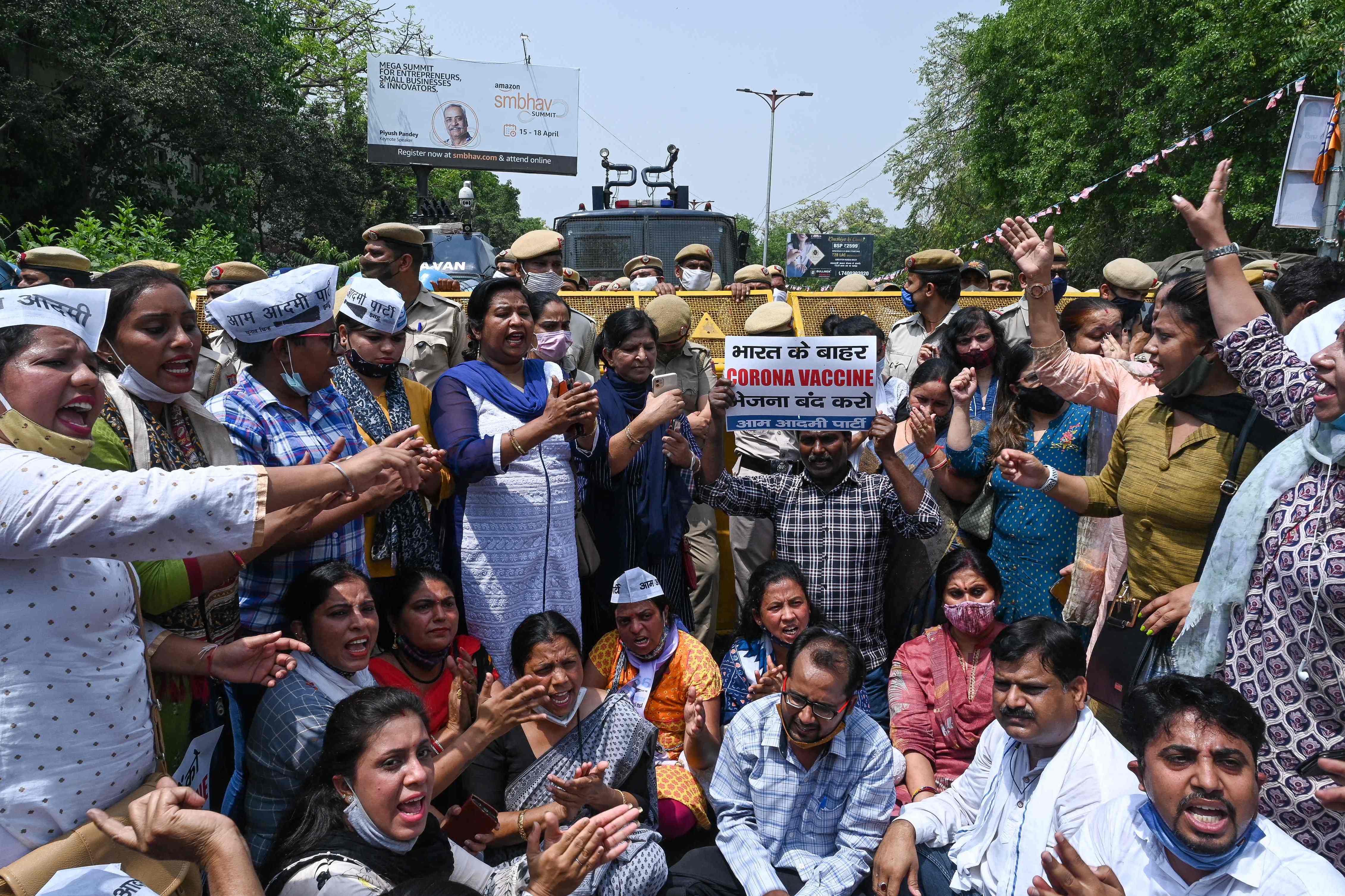 Pendukung Aam Aadmi Party protes menentang ekspor vaksin virus korona di luar markas besar Partai Bharatiya Janata, New Delhi, Rabu (7/4).