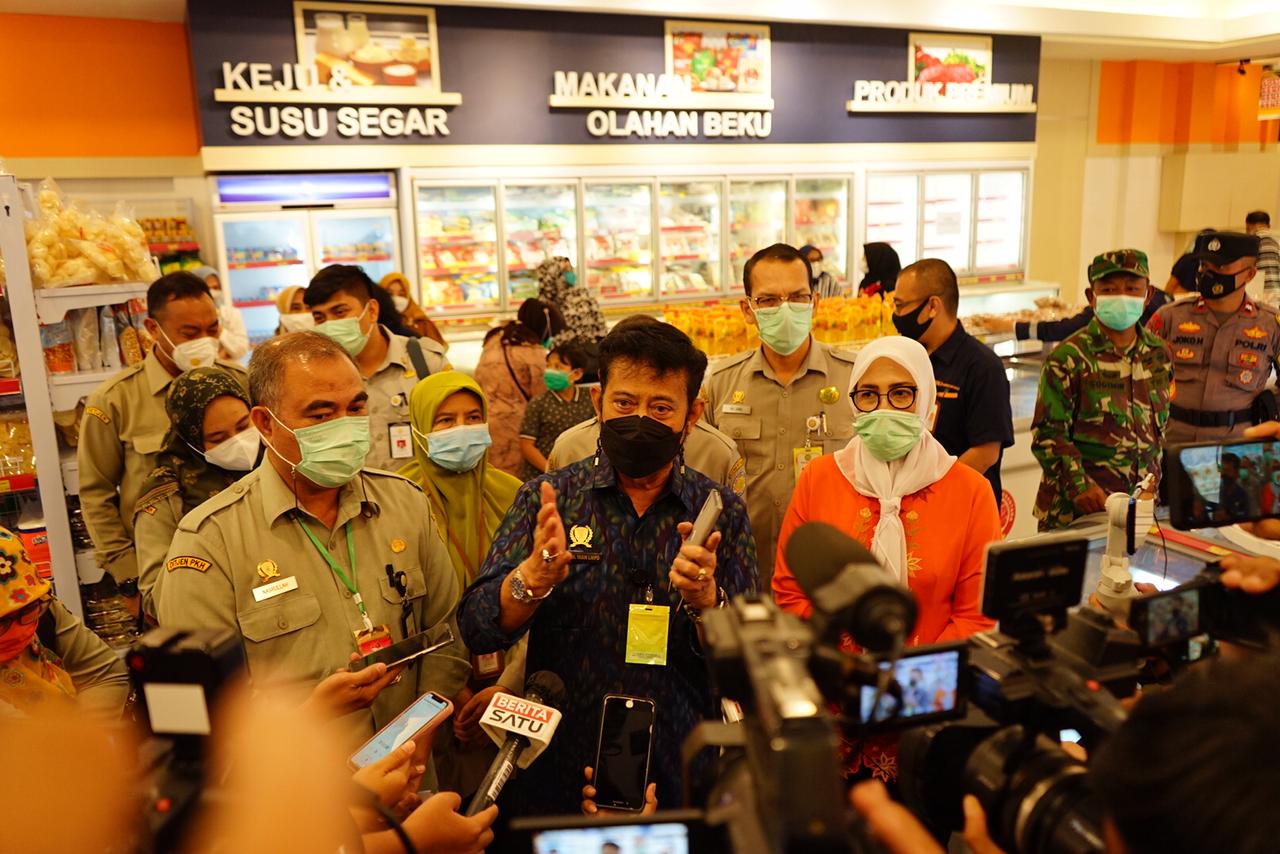 Mentan Syahryl Yasin Limpo saat meninjau Toko Daging Nusantara GDC, Depok, Senin (5/4).