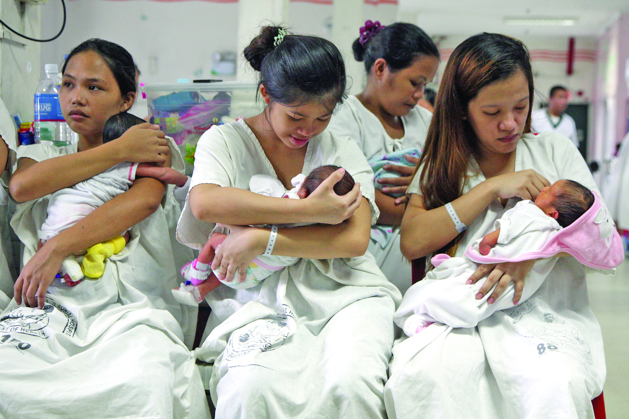 Sejumlah ibu baru melahirkan anak mereka.