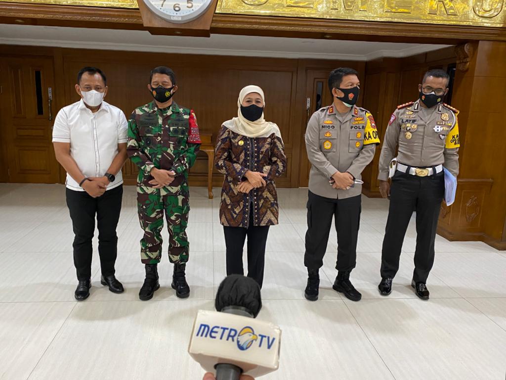  Gubernur Jawa Timur, Khofifah Indar Parawansa (tengah) seusai melakukan Rapat Operasi Ketupat dan Mudik Lebaran, di Polda Jawa Timur. 