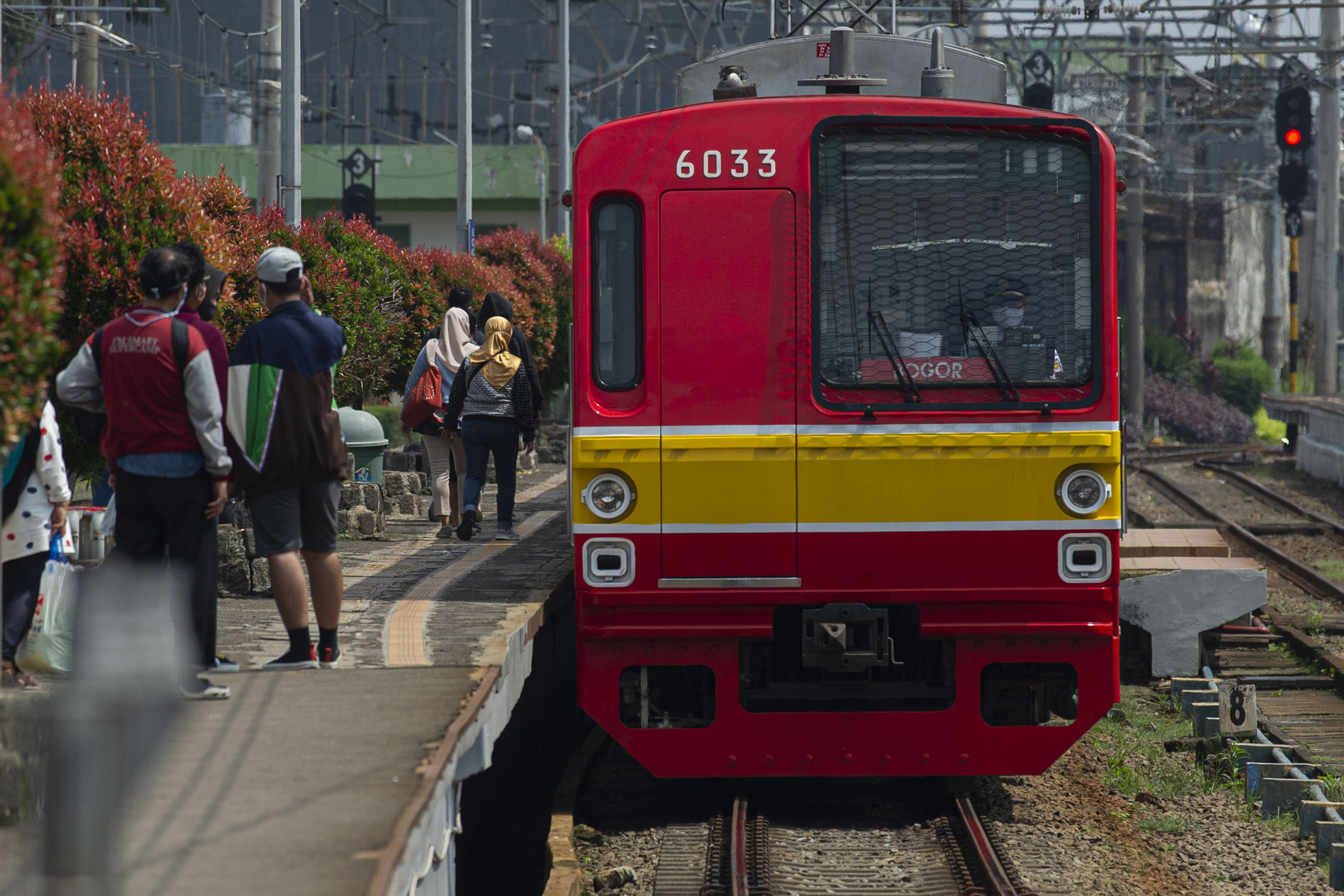 Commuterline memasuki Stasiun KA Bogor di Kota Bogor, Jawa Barat.