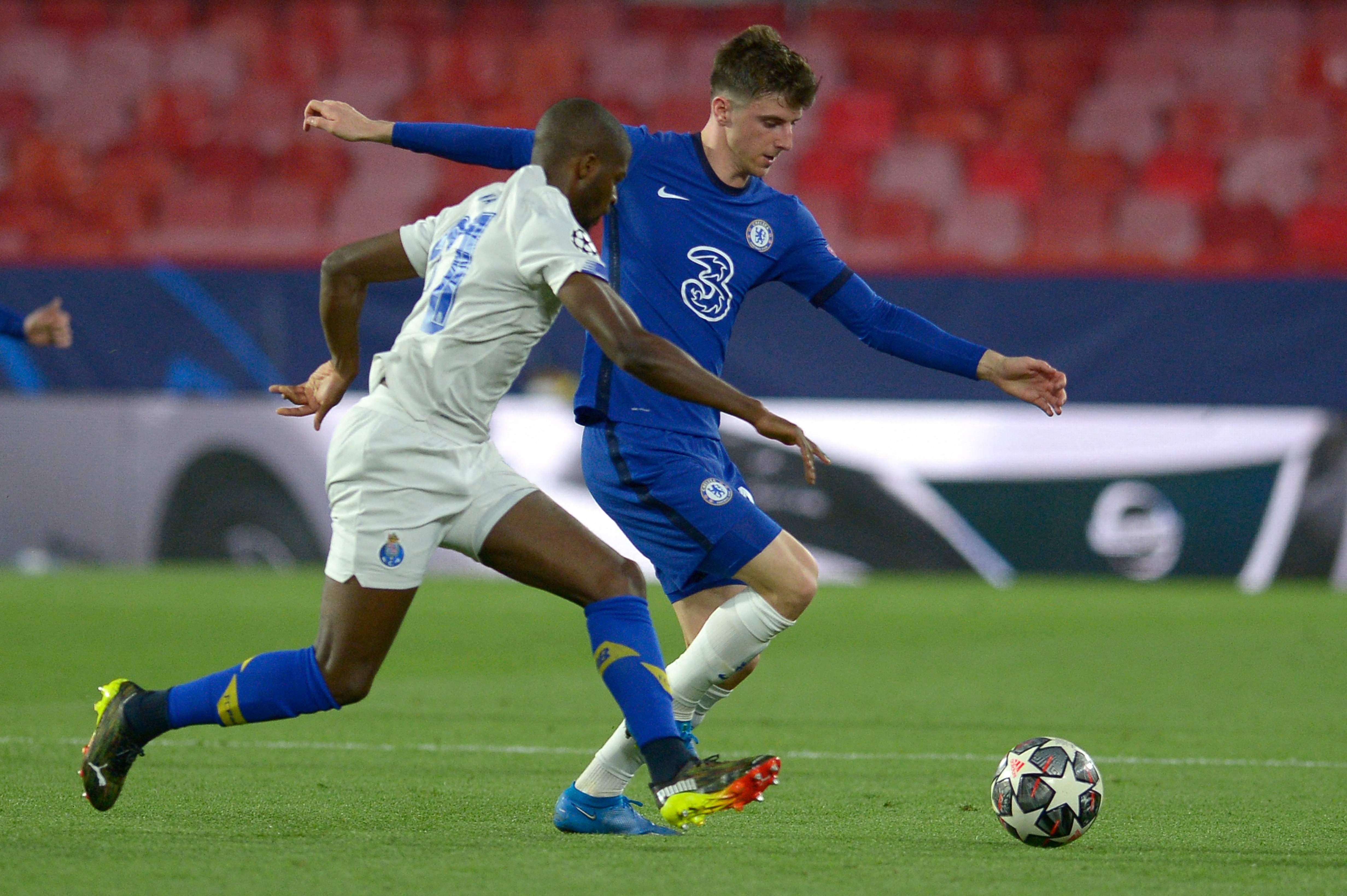 Gelandang Chelsea Mason Mount (kanan) berusaha melewati hadangan bek Porto Nanu di laga leg kedua perempat final Liga Champions.