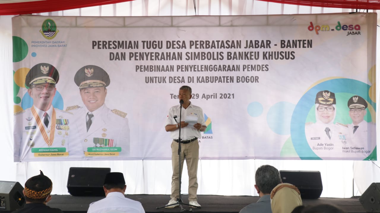  Kepala Dinas Pemberdayaan Masyarakat dan Desa Jawa Barat Bambang Tirtoyuliono saat meresmikan tugu desa di Bogor.