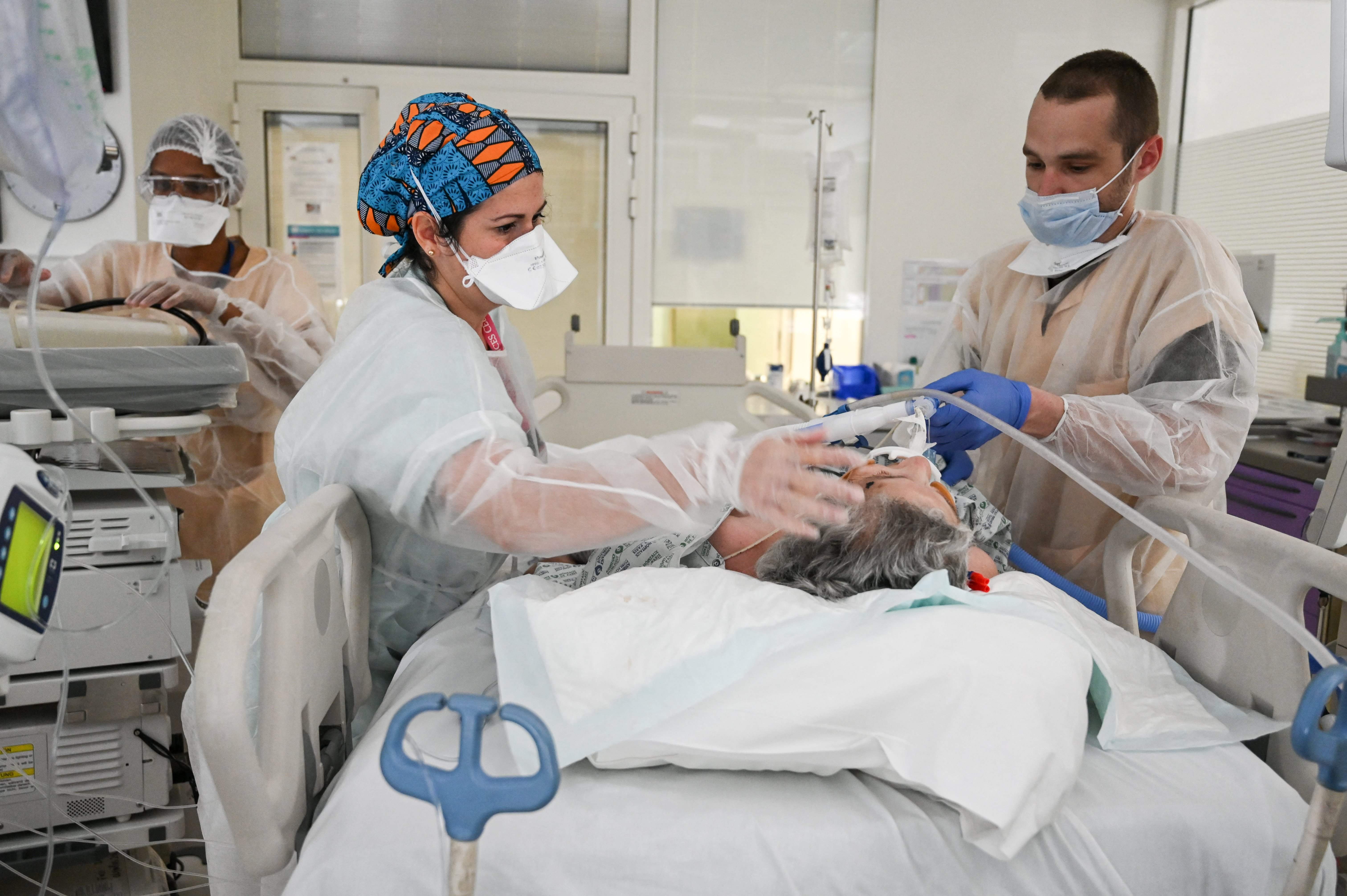 Pekerja kesehatan merawat pasien covid-19 di ICU Rumah Sakit Andre-Gregoire di Saint-Denis, Prancis.