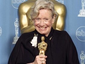 Ann Roth saat menerima piala Oscar lewat English Patient pada 1996.