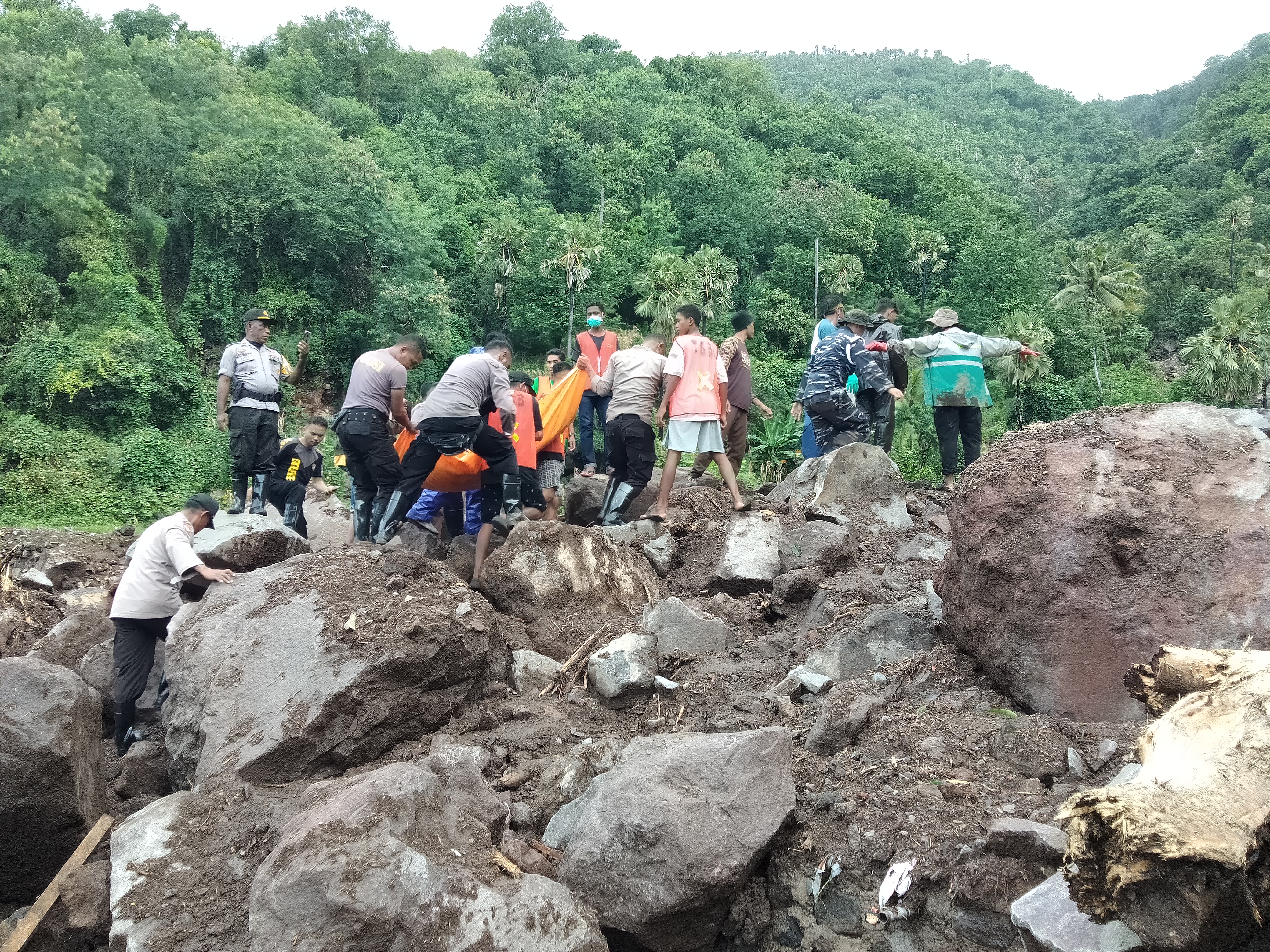 Suasana evakuasi jenazah warga Desa Waimatan, Kecamatan Ile Ape Timur, Lembata, NTT, Selasa (6/4/2021).