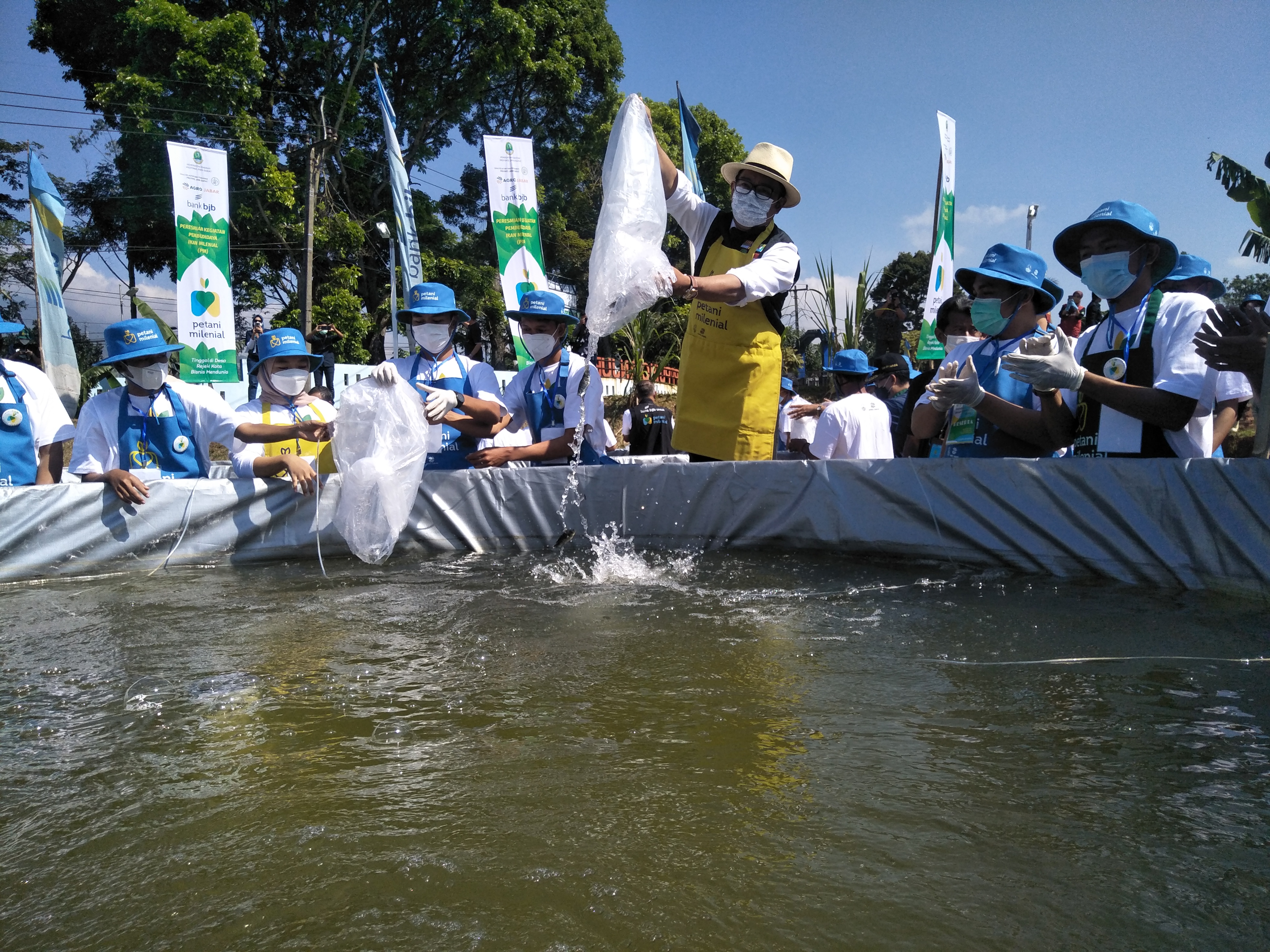 Gubernur Jawa Barat Ridwan Kamil menebar benih ikan di kolam bioflok di Kabupaten Cianjur, Selasa (27/4) 