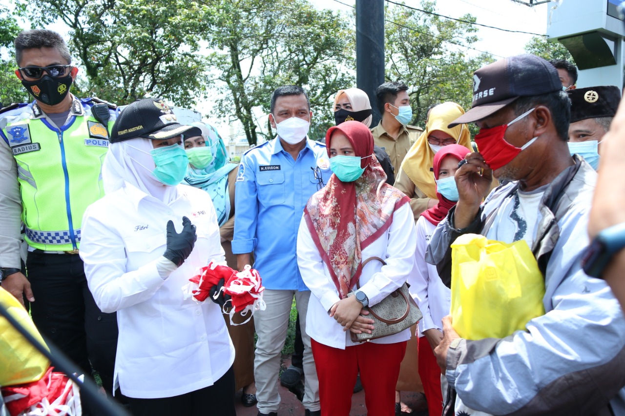Wakil Walikota Palembang Fitrianti Agustinda membagikan 200 paket sembako kepada pengendara becak, pengemudi ojek online, pedagang asongan, 