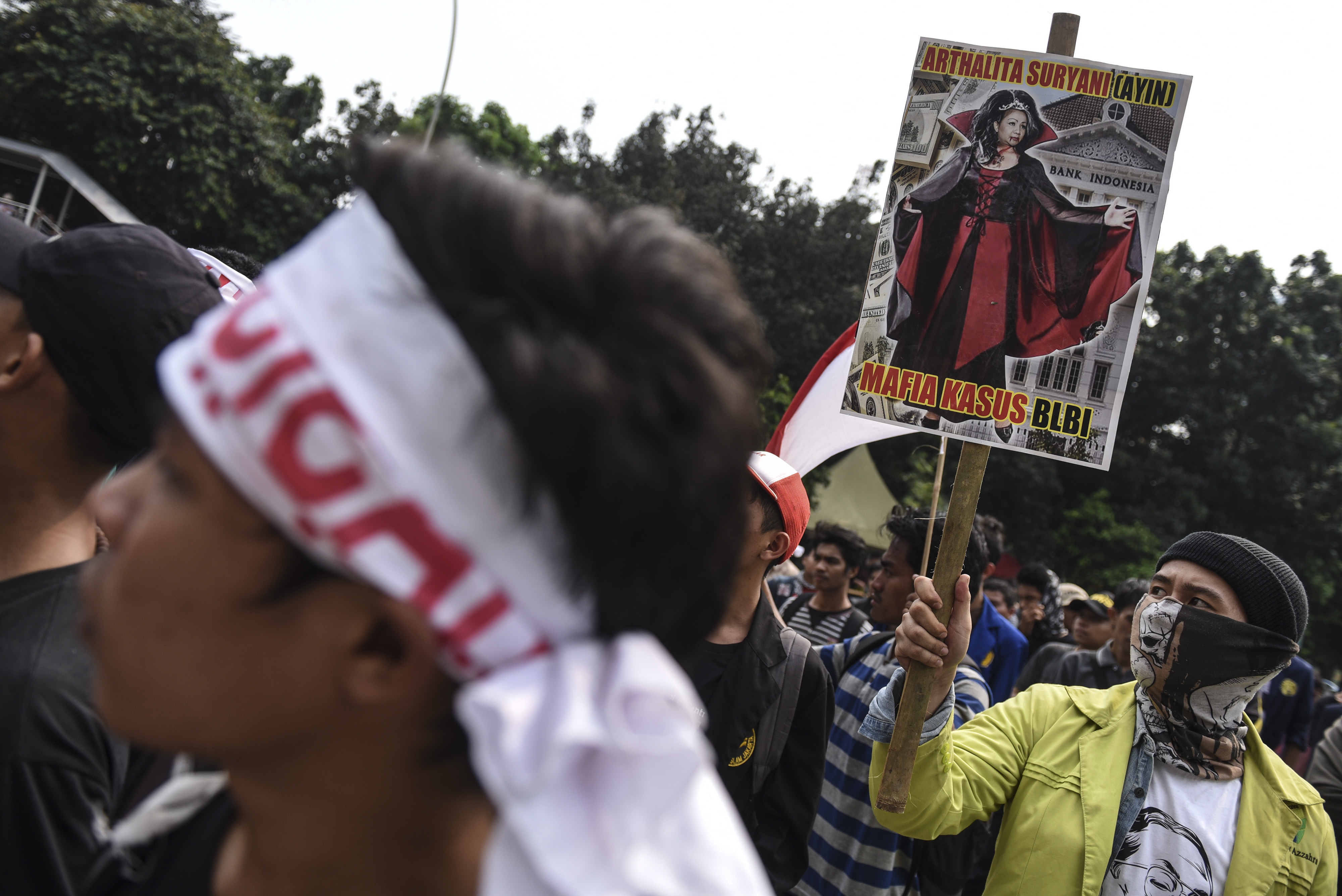 Aksi Mahasiswa Melawan Lupa Mega Korupsi BLBI, di depan gedung KPK, Jakarta, Selasa (23/5/2017). 