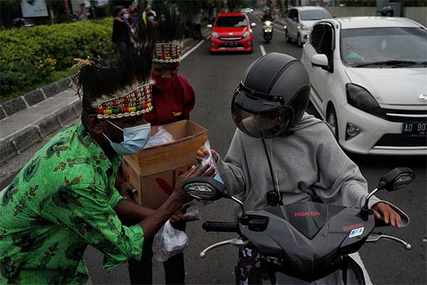 Mahasiswa membagikan takjil saat acara Mahasiswa Nusantara Berbagi di Yogyakarta, Minggu (18/4/) 