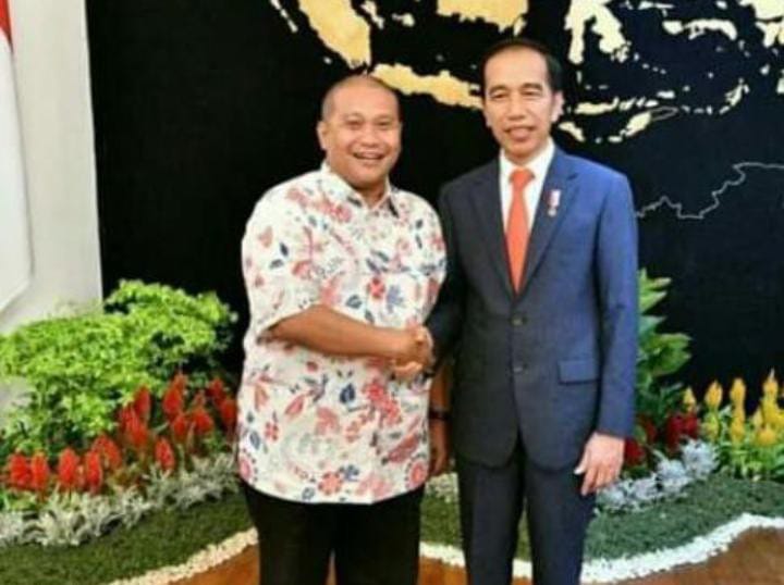 Sekjen GK Center Diddy Budiono (kiri) bersama Presiden Joko Widodo.
