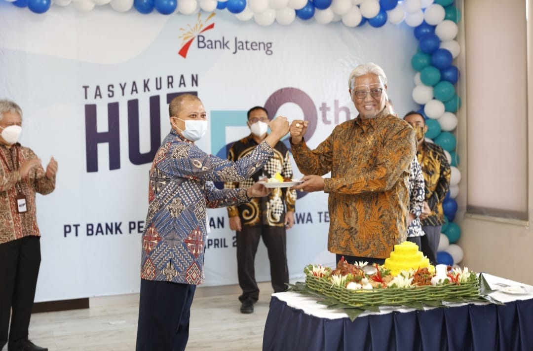 Dirut Bank Jateng Supriyatno menyerahkan tumpeng kepada Pemimpin Bank Jateng Cabang Jakarta Wasito Adi Waluyo di Jakarta.