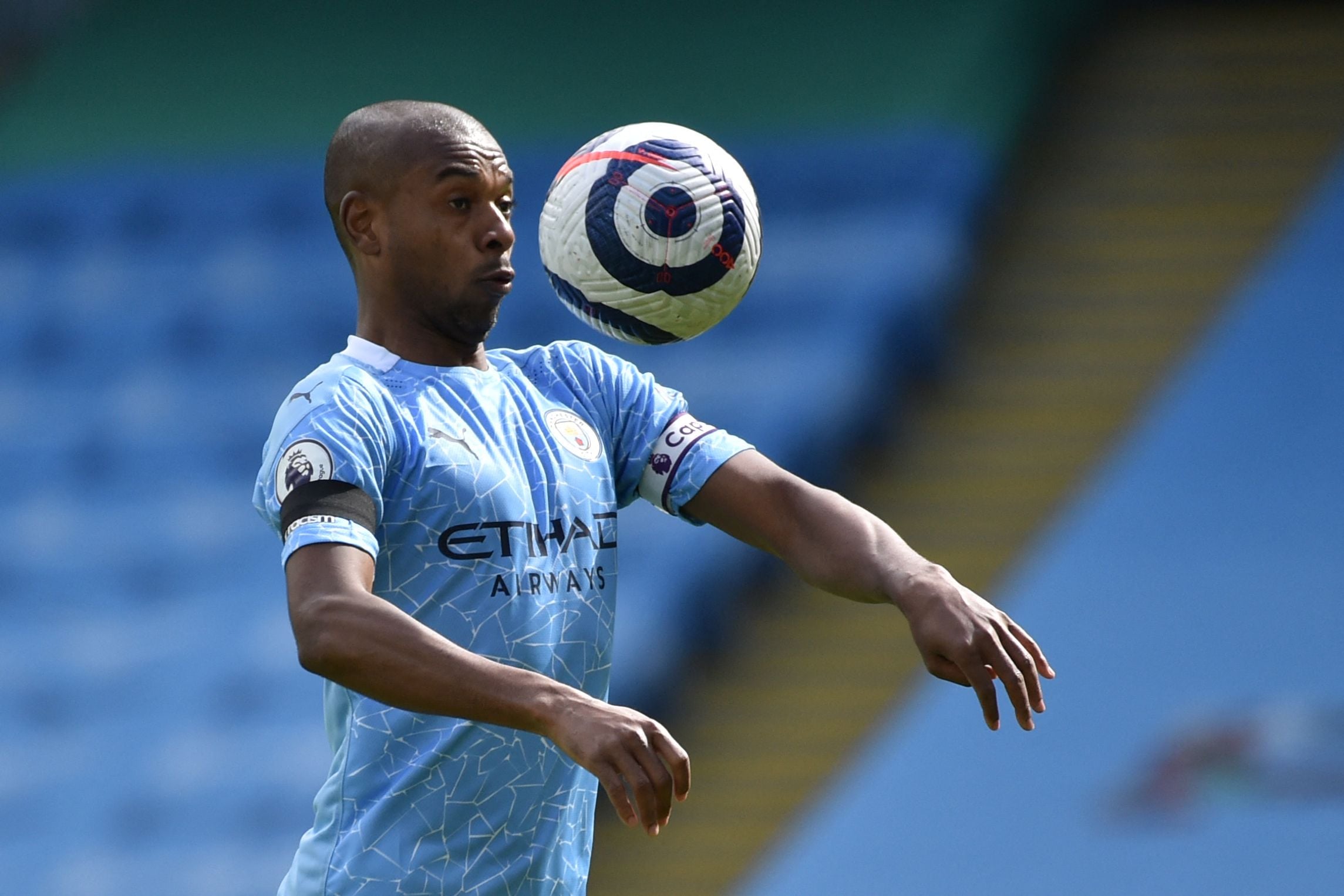 Pemain Manchester City Fernandinho saat mengontrol bola.
