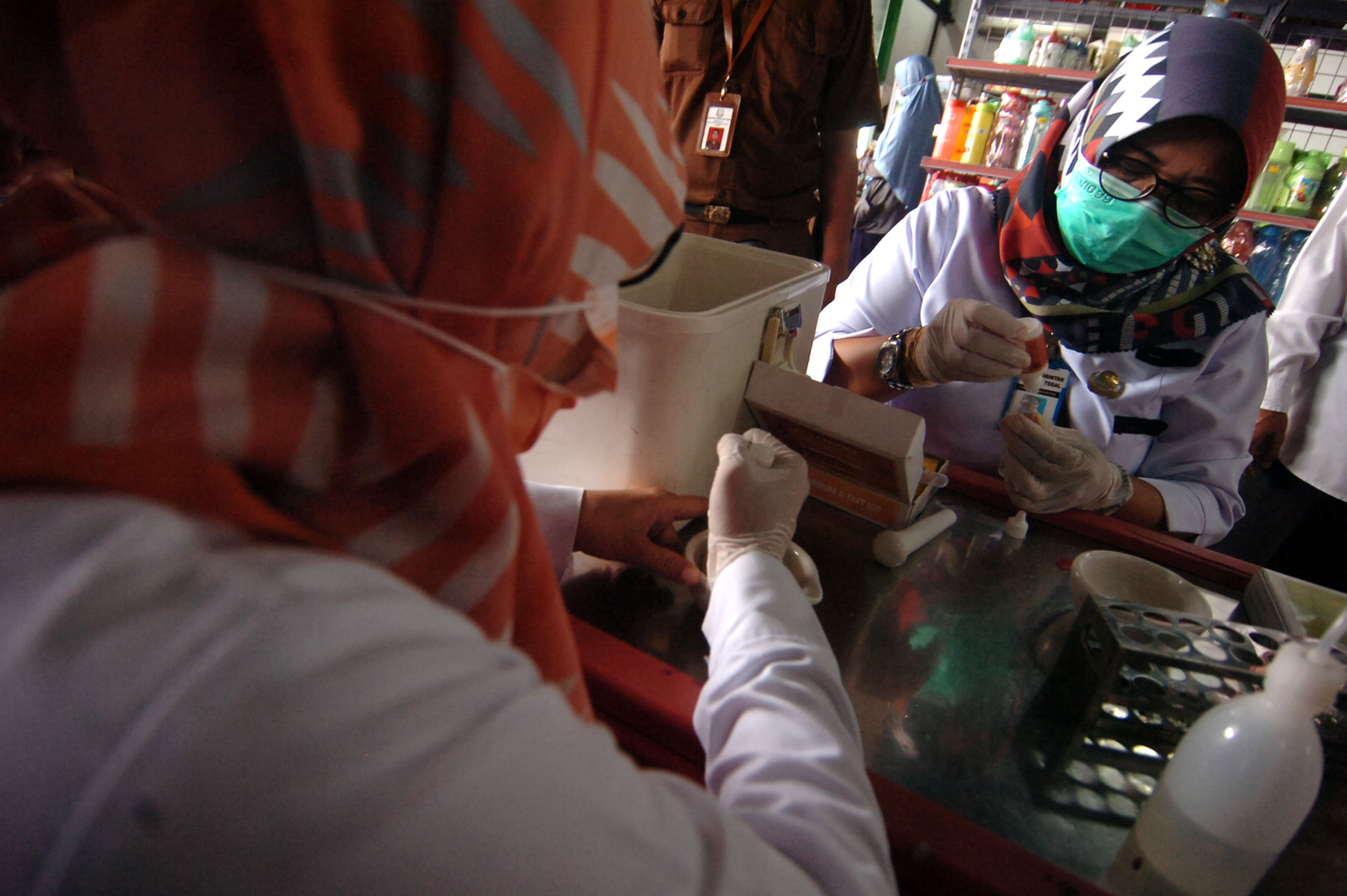 Ilustrasi. Petugas melakukan pemeriksaan uji laboratorium makanan saat razia makanan minuman di Tegal, Jawa Tengah, Rabu (16/12/2020)