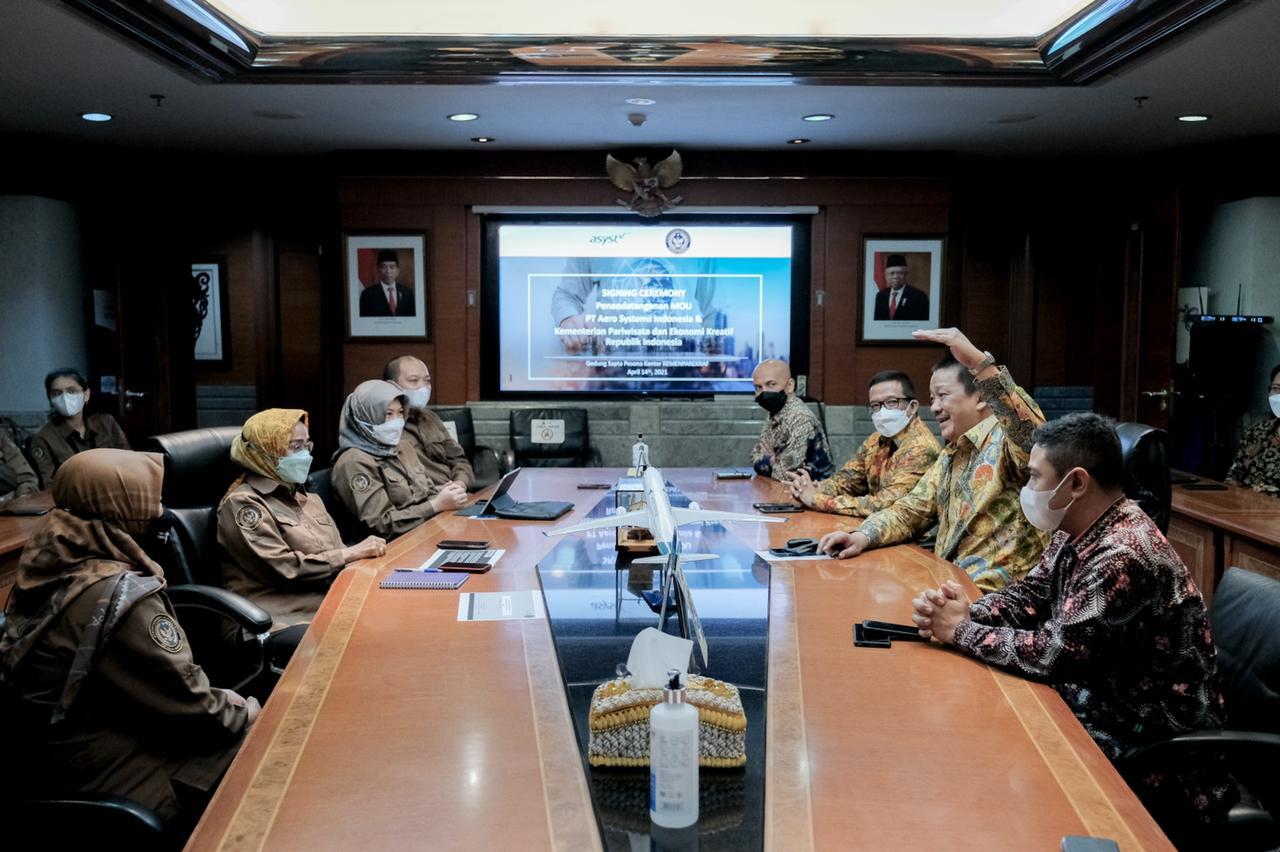 Kemenparekraf menandatangani kerjasama dengan PT Aero Systems Indonesia.