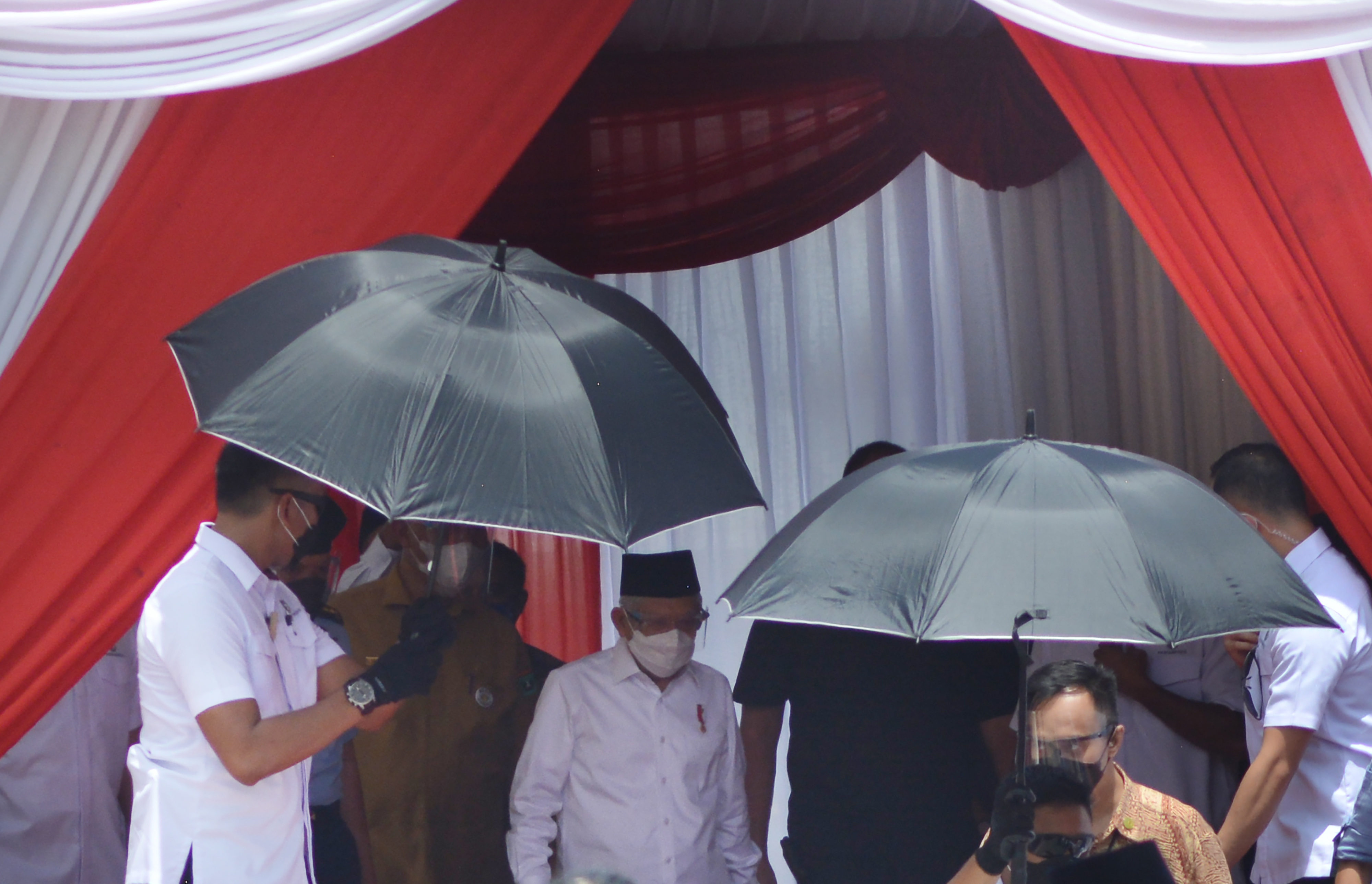 Wakil Presiden Maruf Amin (tengah) usai meninjau dan meresmikan Pasar Rakyat Pariaman, Sumatera Barat, hari ini.