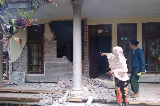 Rumah rusak akibat gempa Malang