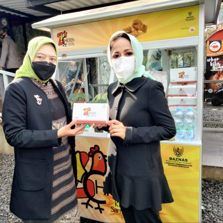 Perempuan berperan dalam pengembangan ekonomi syariah.