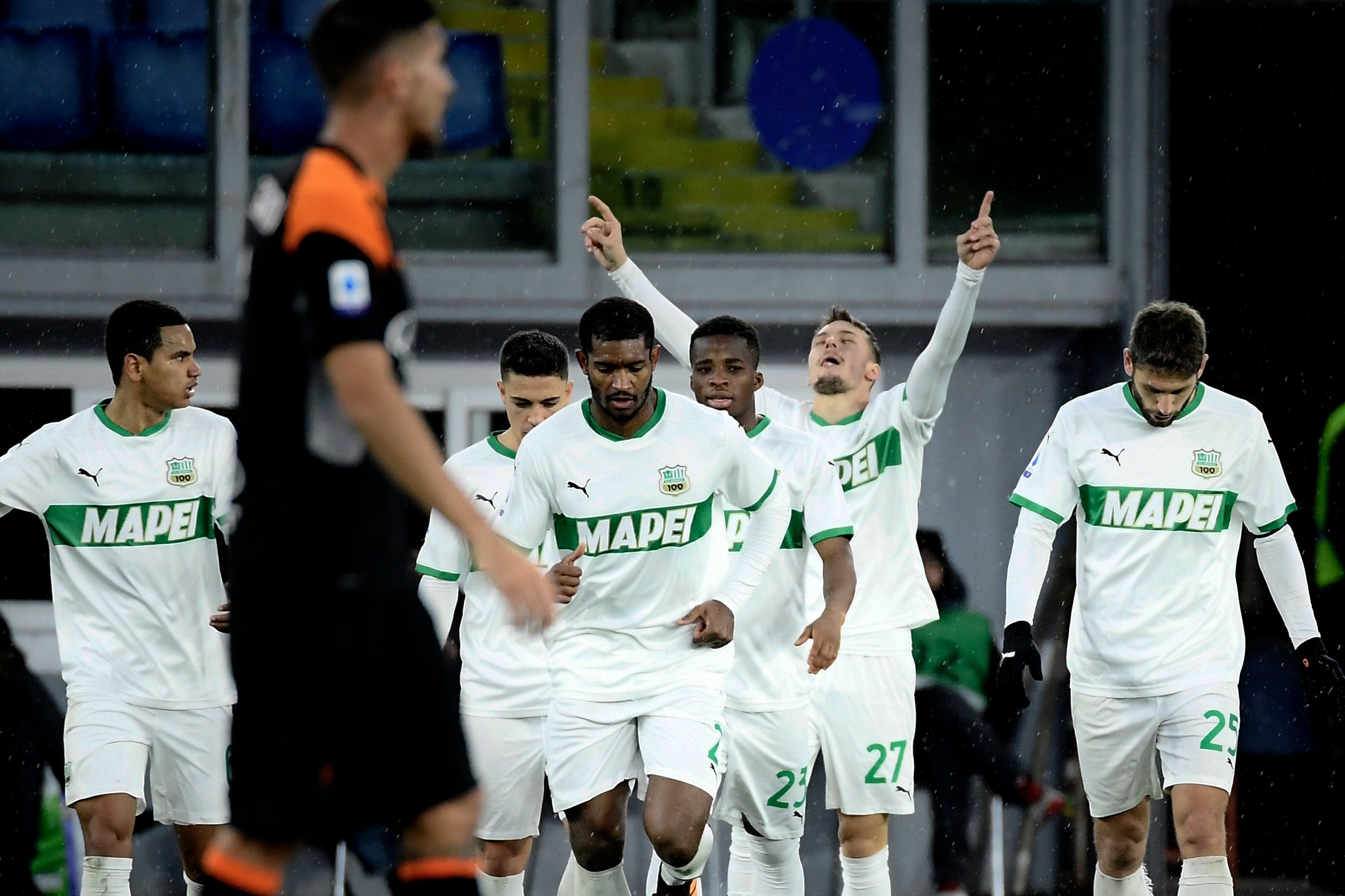 Para pemain Sassuolo merayakan gol