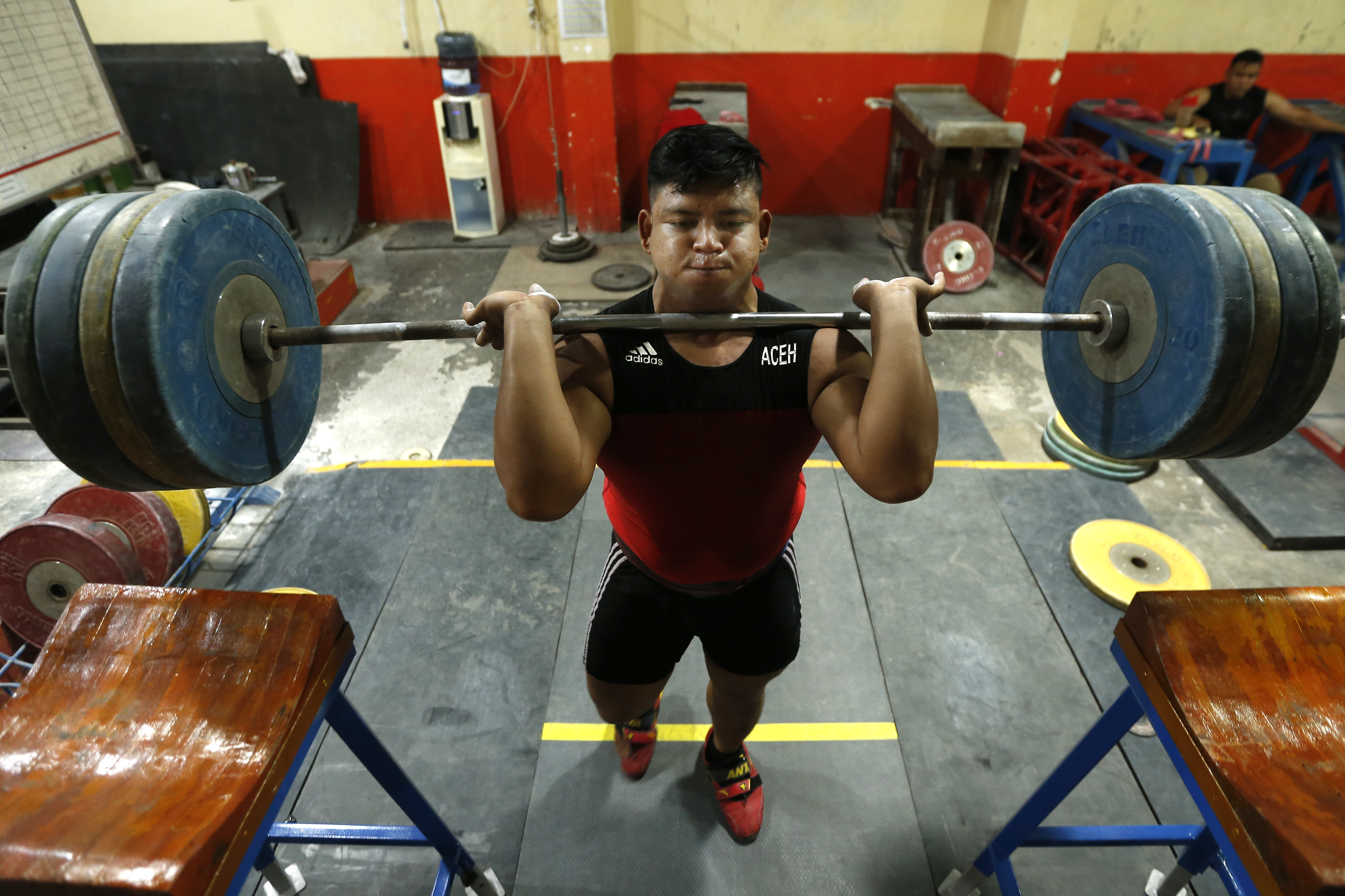 Atlet nasional olahraga angkat besi M Zul Ilmi saat mengikuti latihan.